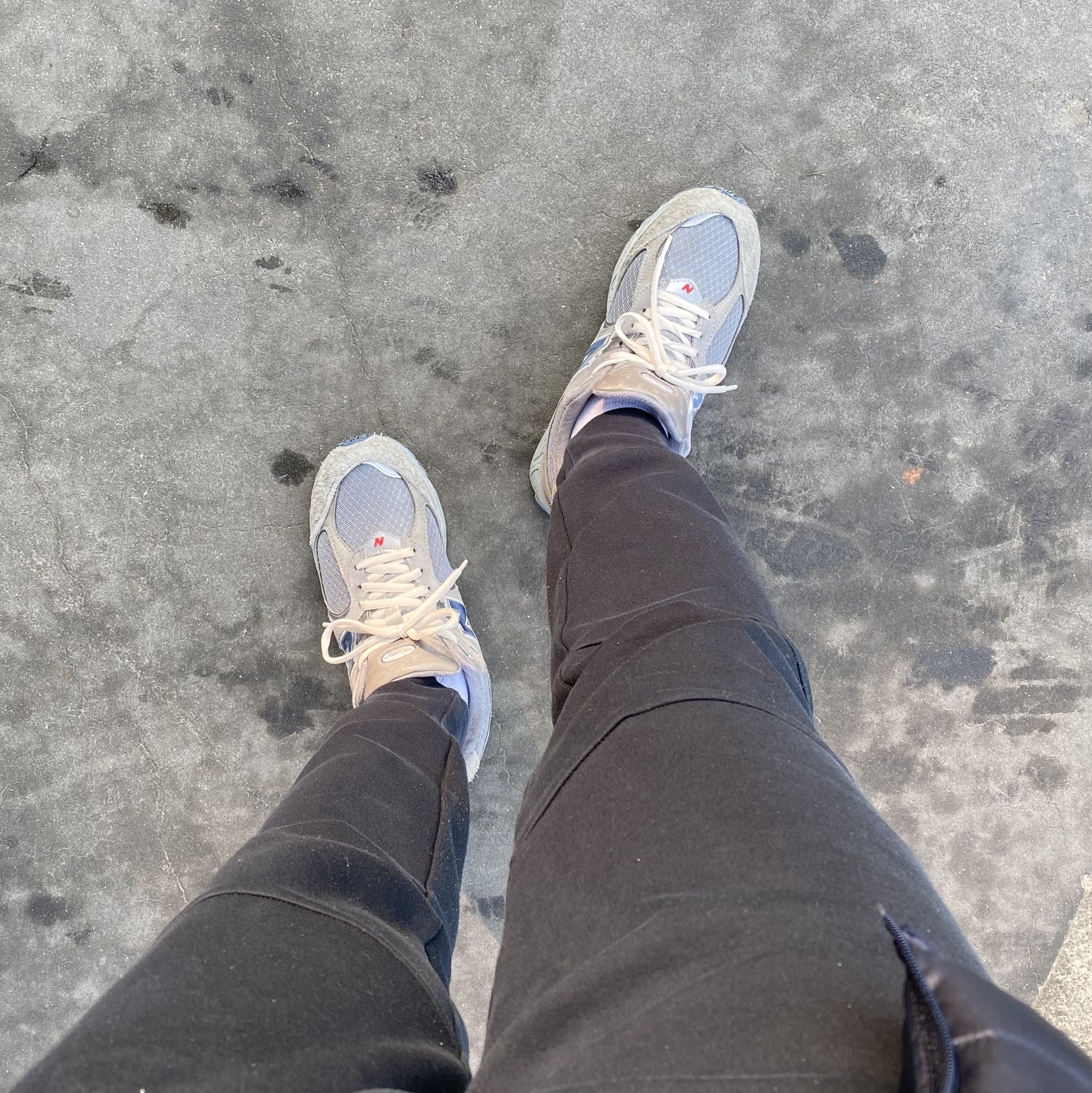 New Balance 2002R Premium Vintage Grey 착용 스타일 - 1