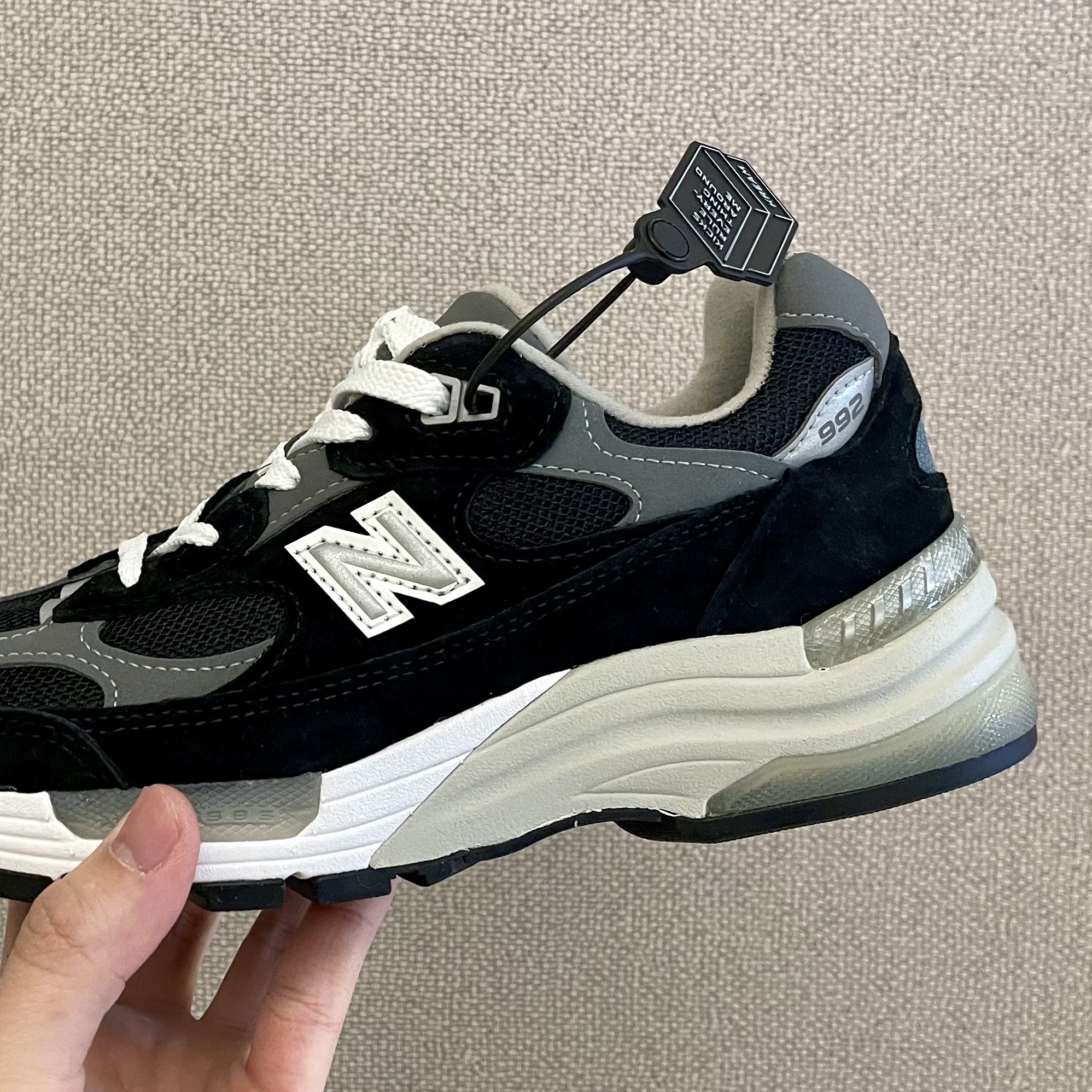New Balance 992 Made in USA Black Grey 착용 스타일