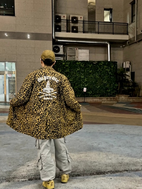 Supreme x Barbour Waxed Cotton Camp Cap Leopard - 20SS, Supreme x Hysteric Glamour Leopard Trench Tan - 21SS 착용 스타일 - 3