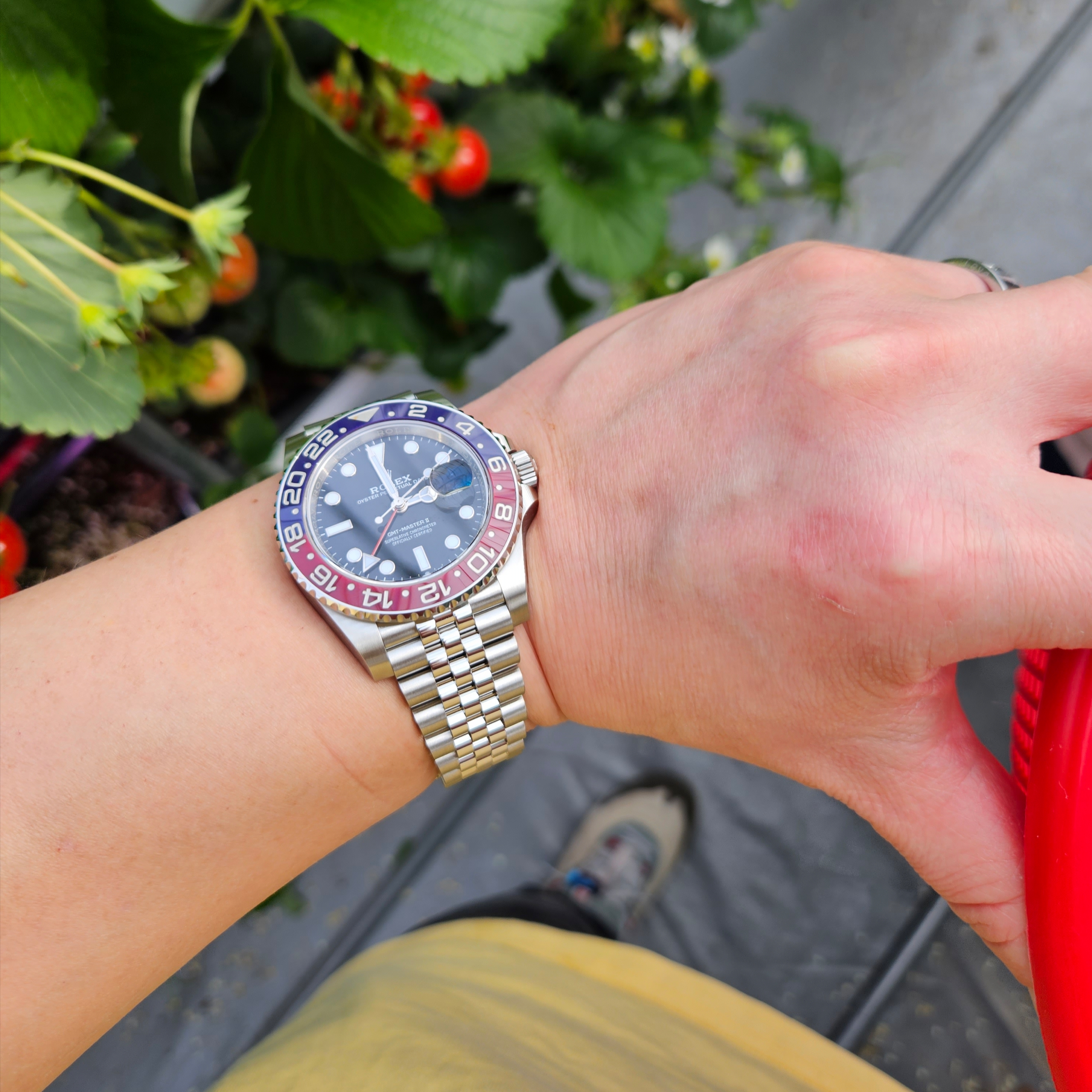Rolex GMT-Master II 40mm 126710BLRO Black Jubilee, Nike x Travis Scott Air Max 270 React Cactus Trails 착용 스타일