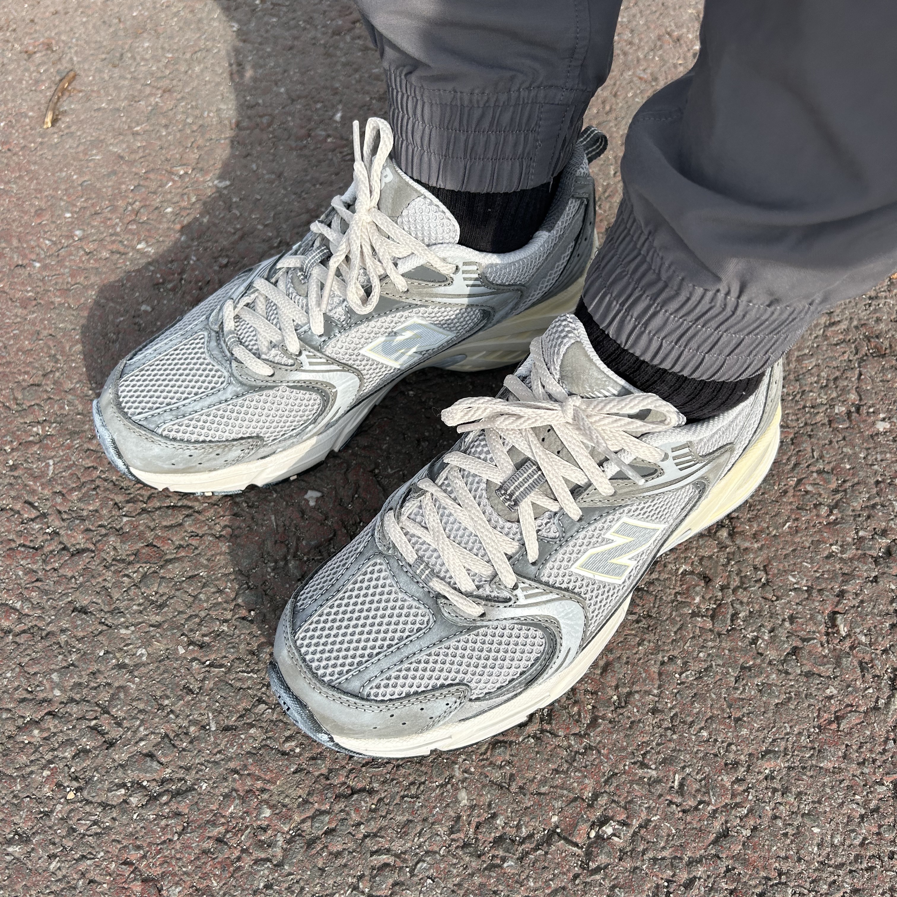 New Balance 530 Premium Vintage Grey Matter 착용 스타일 - 1