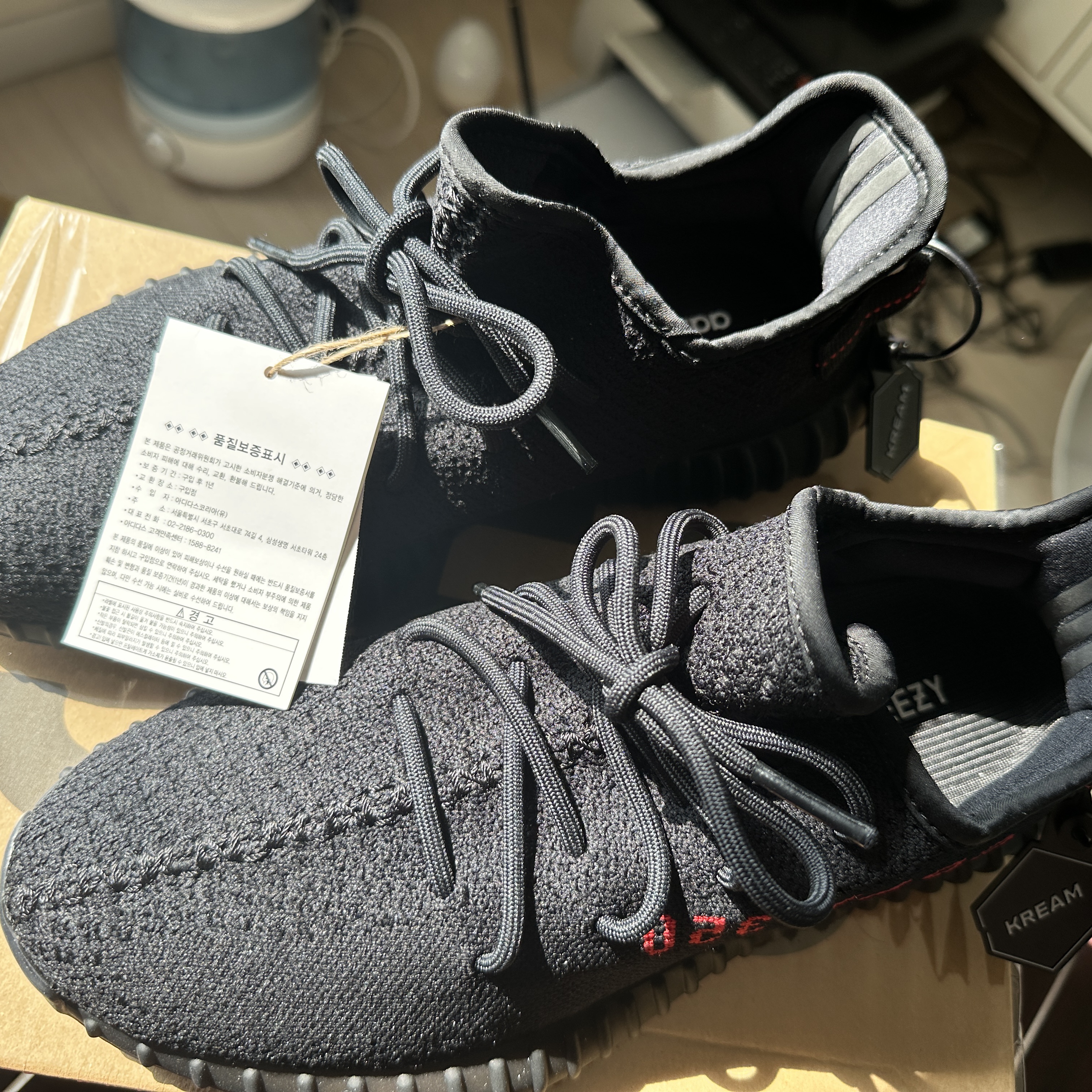 Adidas Yeezy Boost 350 V2 Black Red 2020 착용 스타일 - 2
