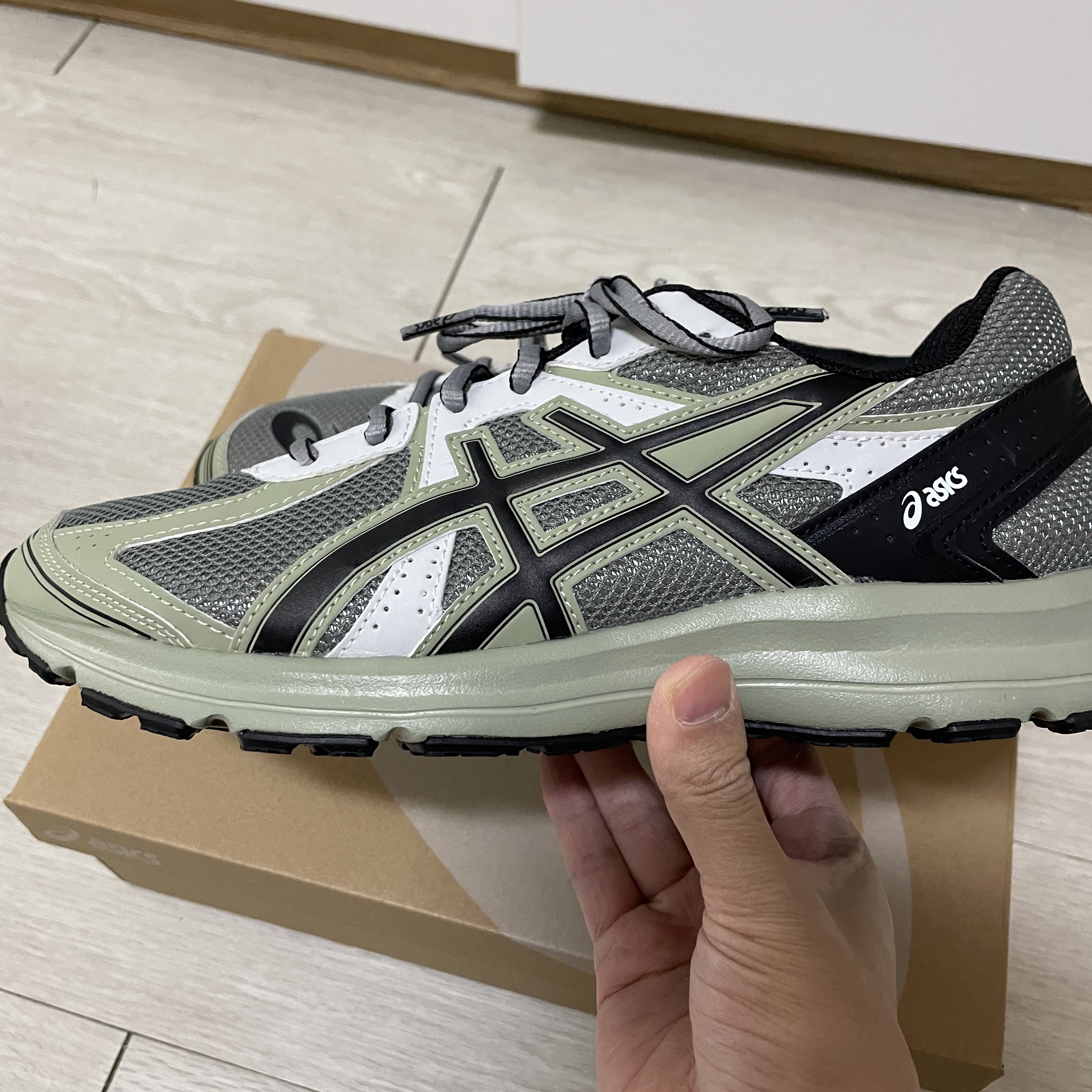 Asics Jog 100 S Sheet Rock - 2E Wide 착용 스타일 - 1