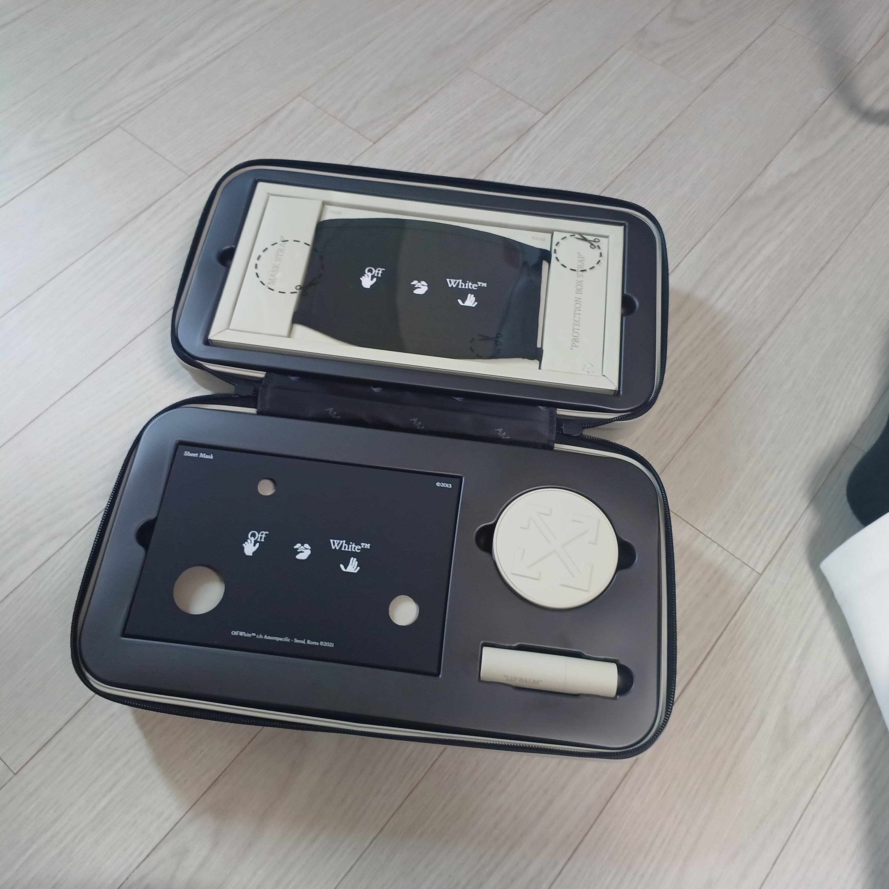 Off-White x Amore Pacific Protection Box (Without Cosmetics) 착용 스타일 - 2