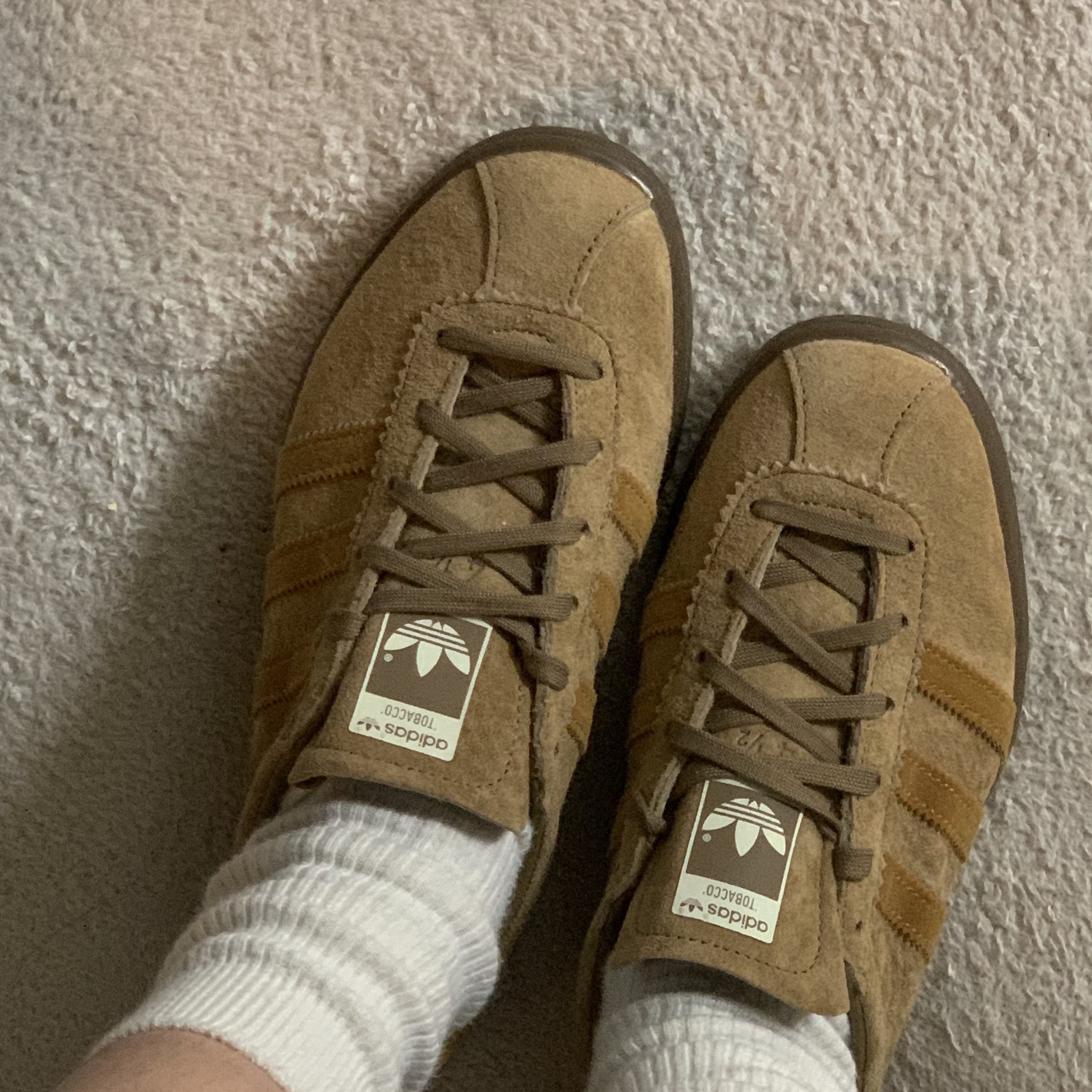 Adidas Tobacco Pantone Mesa 착용 스타일