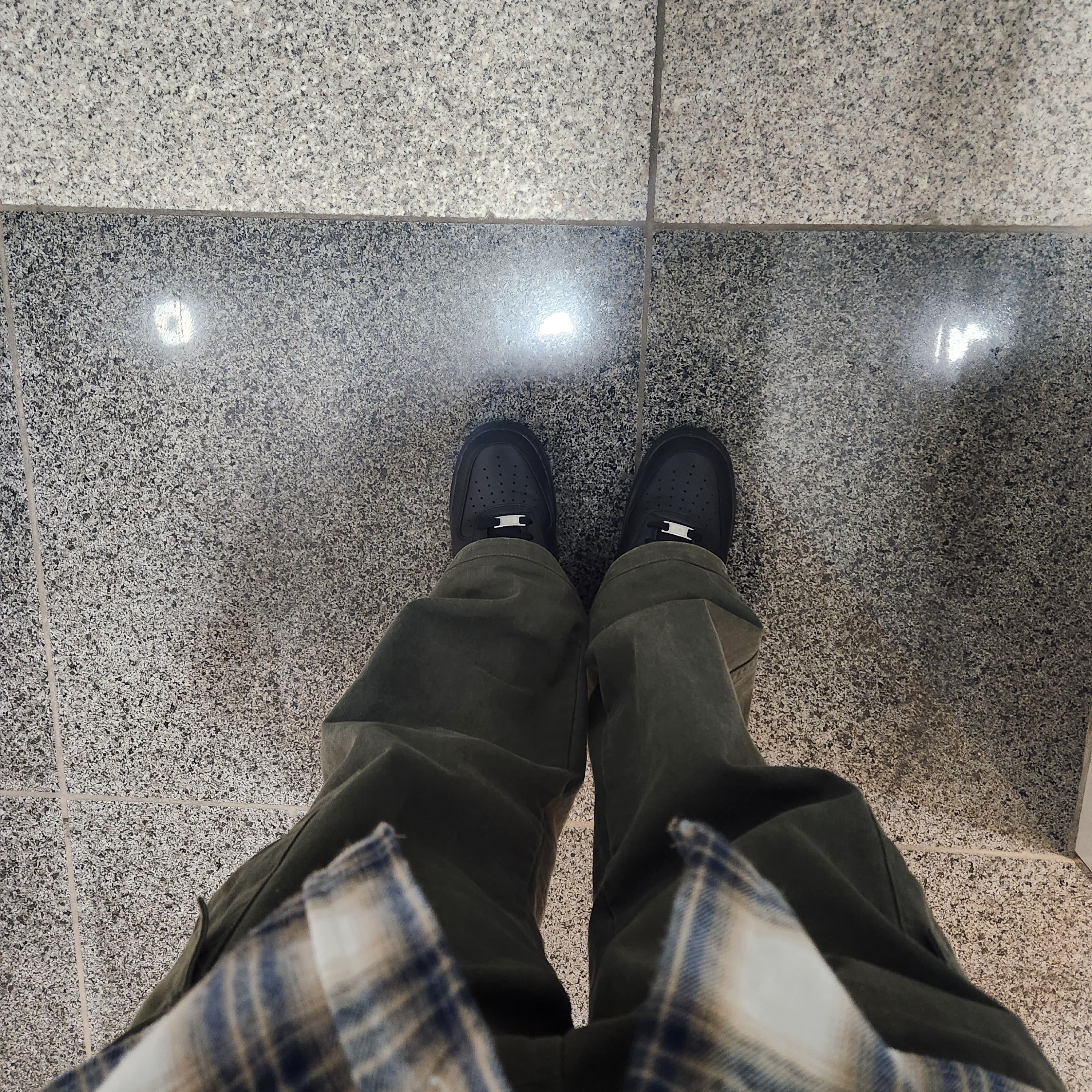 Nike Air Force 1 '07 Low Triple Black 착용 스타일
