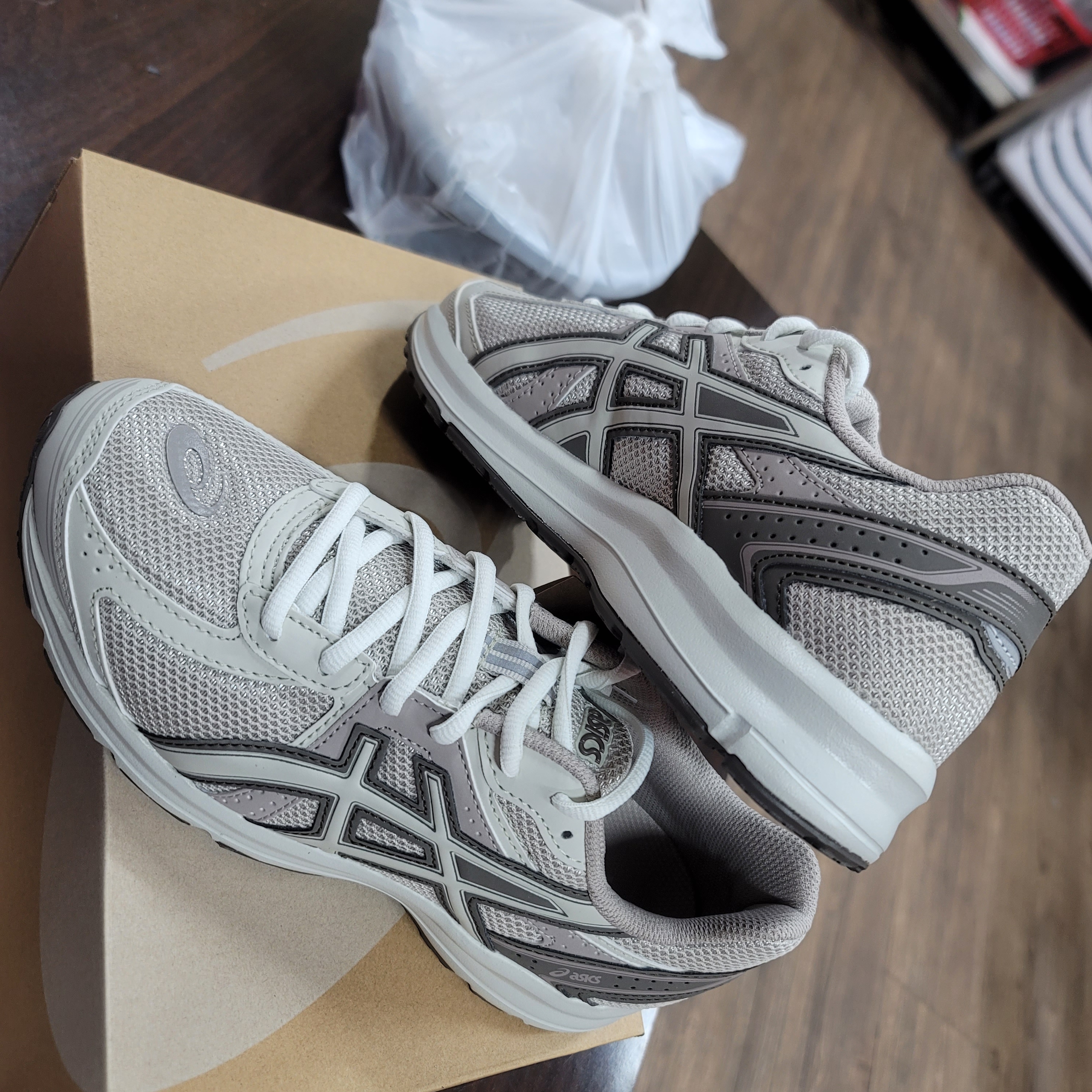 Asics Jog 100 S Birch - 2E Wide 착용 스타일 - 1