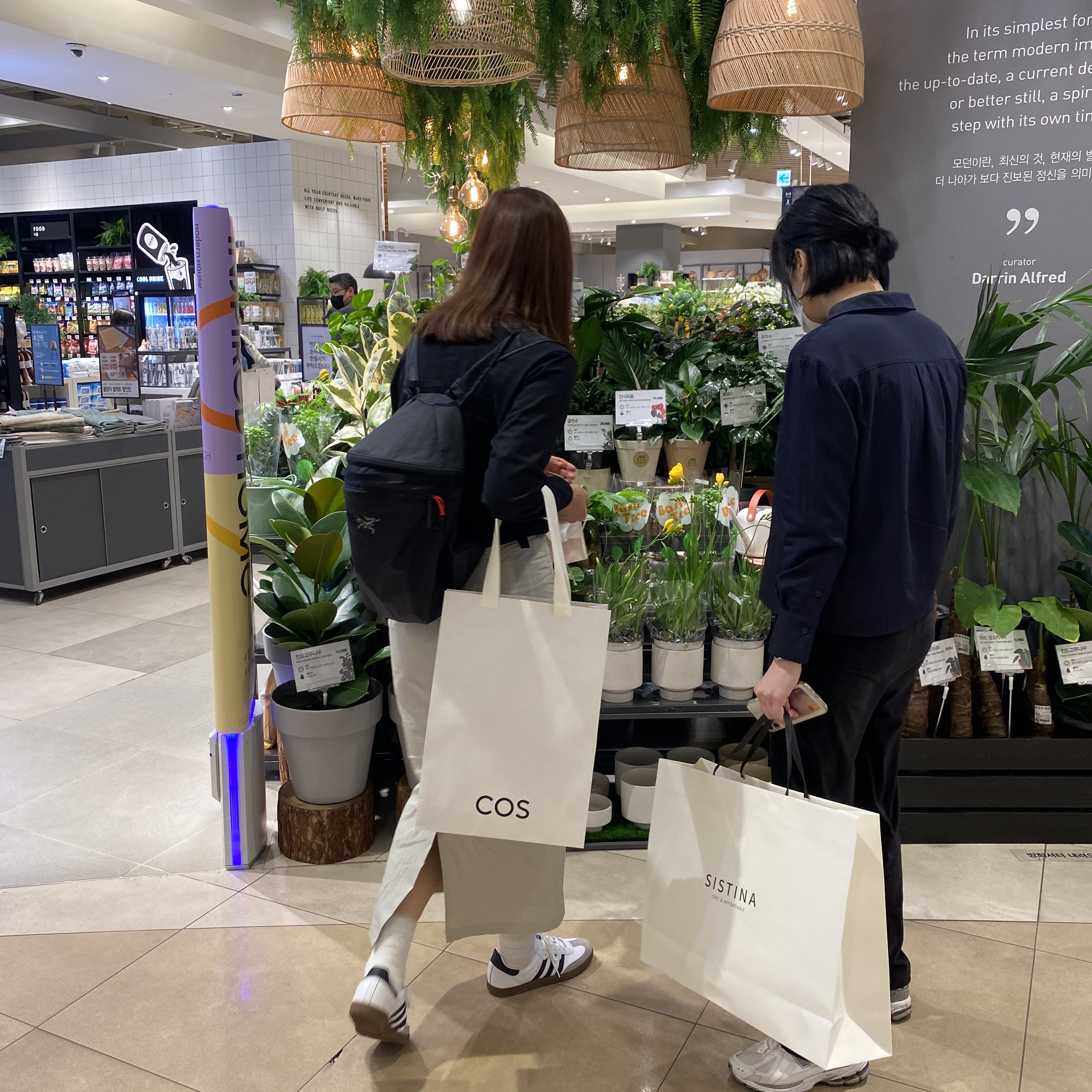 Arc'teryx Heliad 15 Backpack Black, Adidas Samba Vegan White Black 착용 스타일 - 2