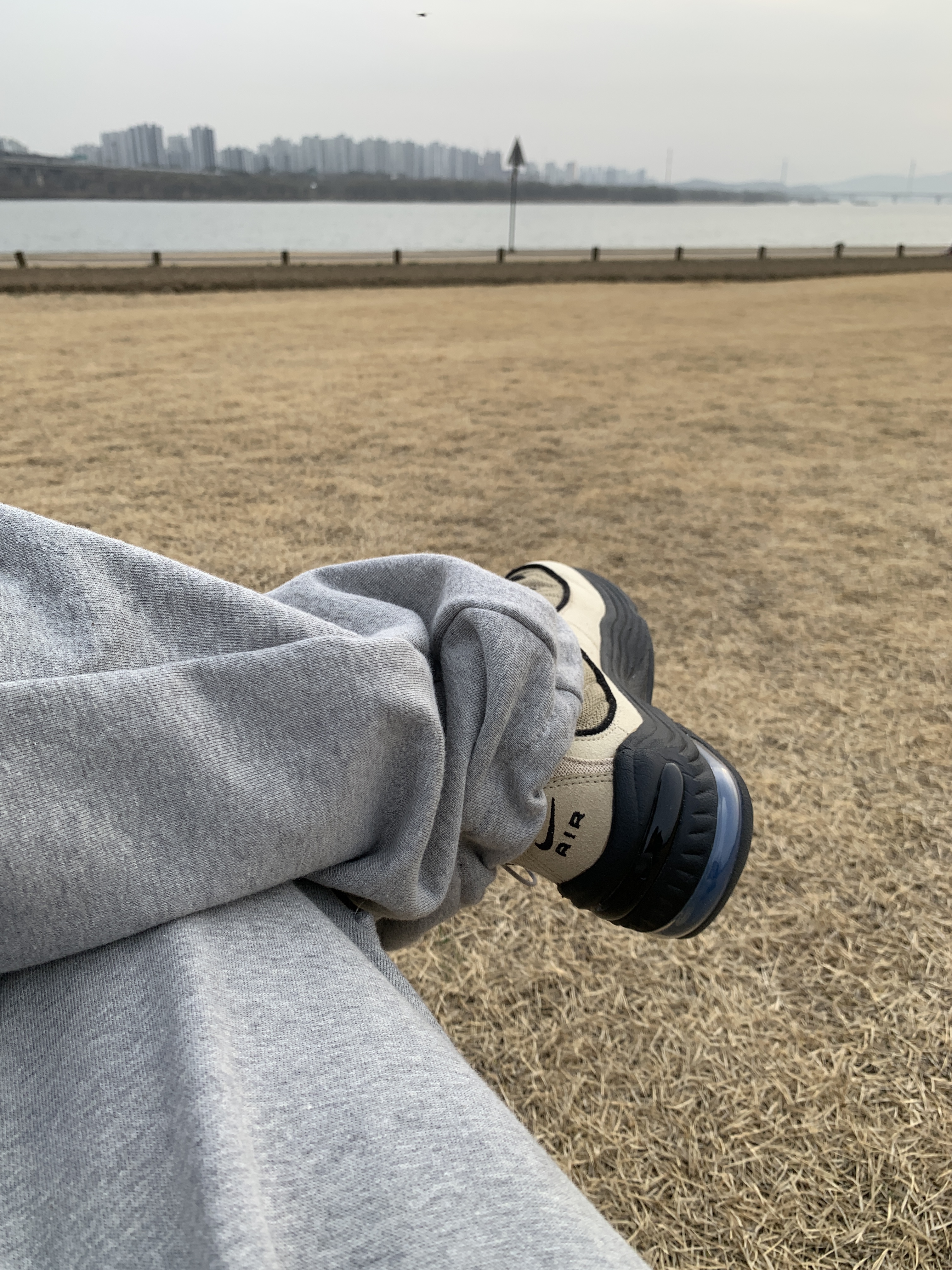 Nike x Stussy Air Penny II Rattan and Limestone, Helinox Sunset Chair All Black - Renewal Ver. 착용 스타일 - 3