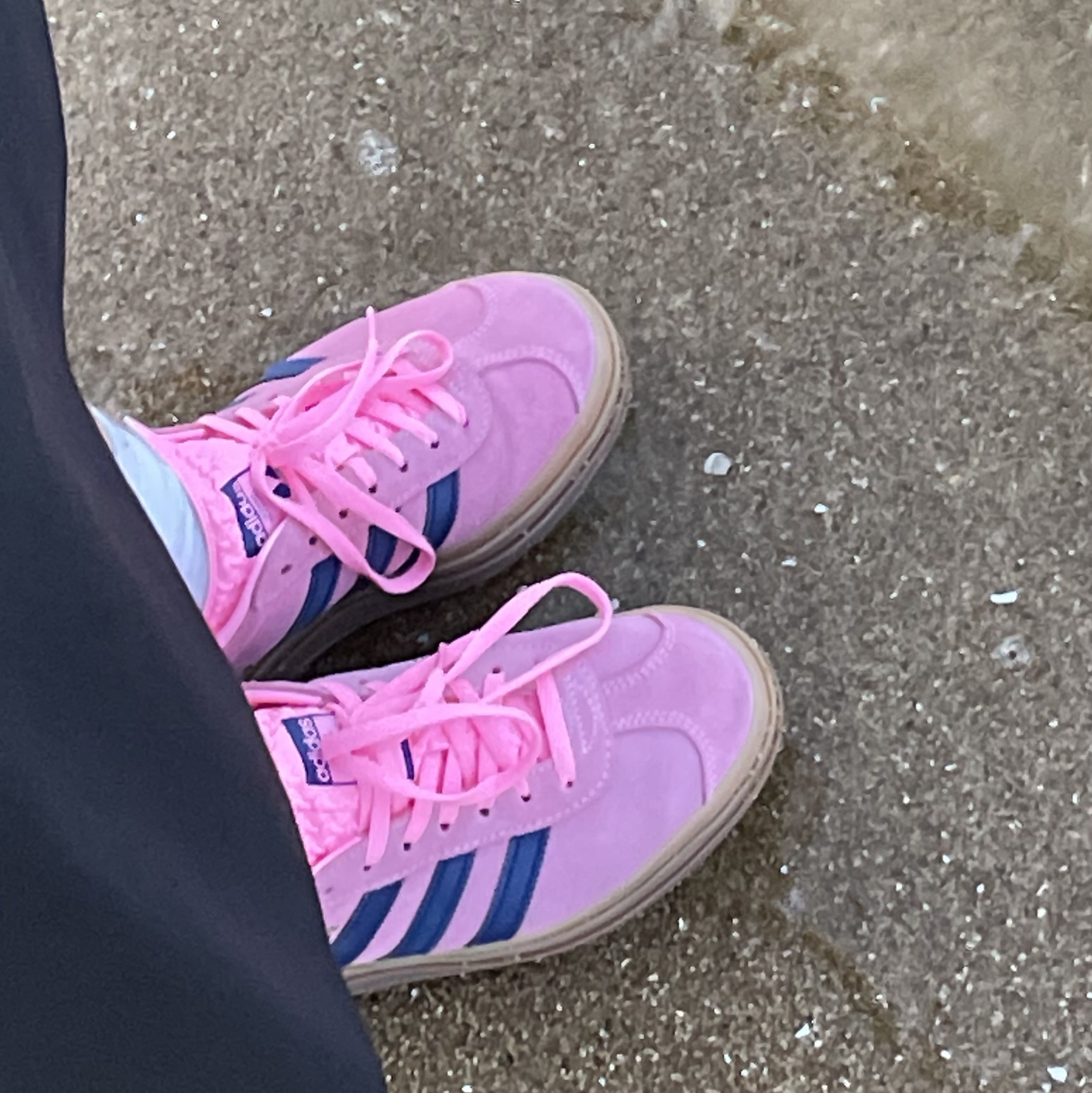 (W) Adidas Gazelle Bold Pink Glow Victory Blue, Zara x Ader Error Oversize Polo Shirt Navy 착용 스타일 - 1