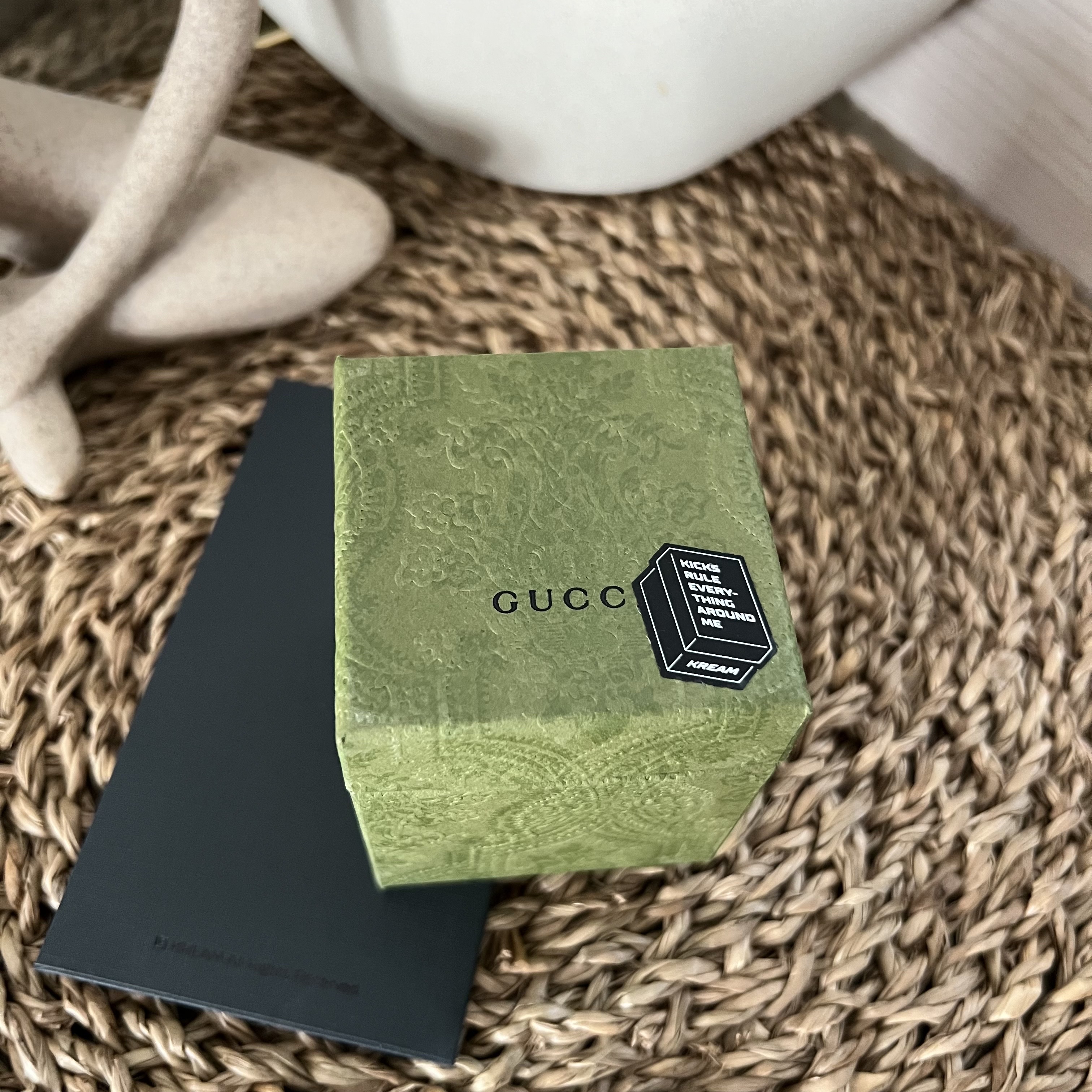 (W) Gucci GG Bees Silk Neck Bow Black 착용 스타일 - 1