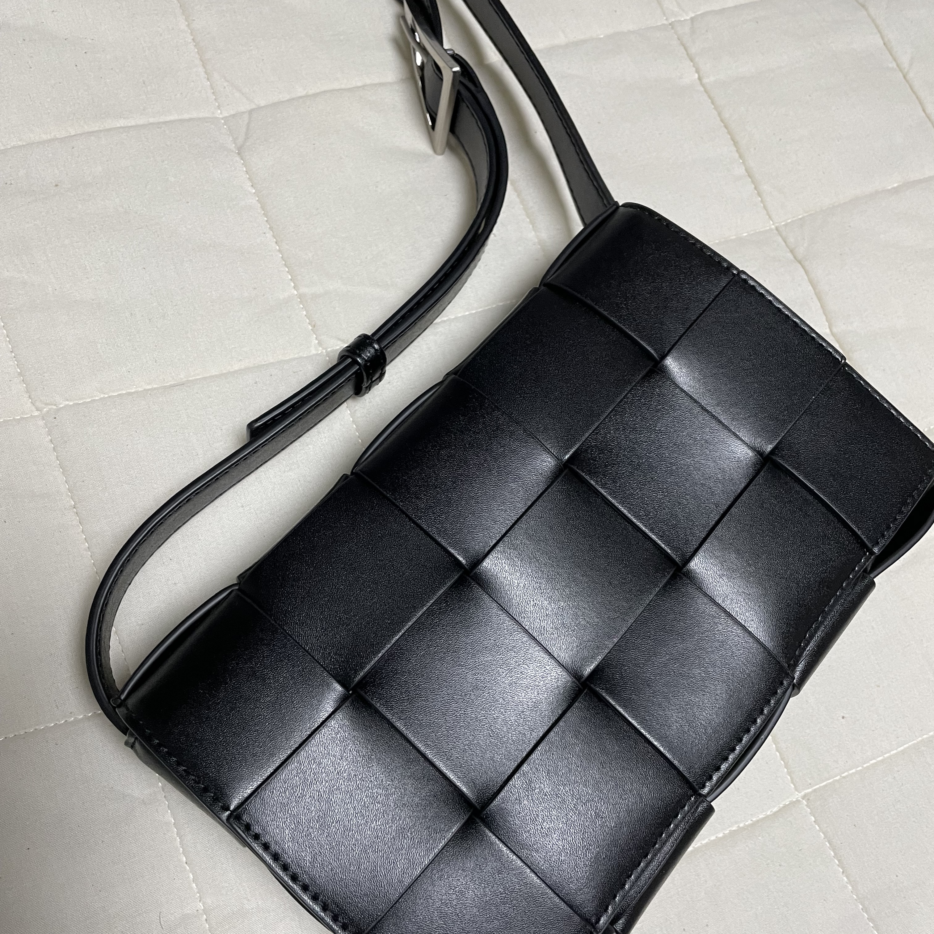 Bottega Veneta Urban Leather Crossbody Cassette Black Silver 착용 스타일 - 3