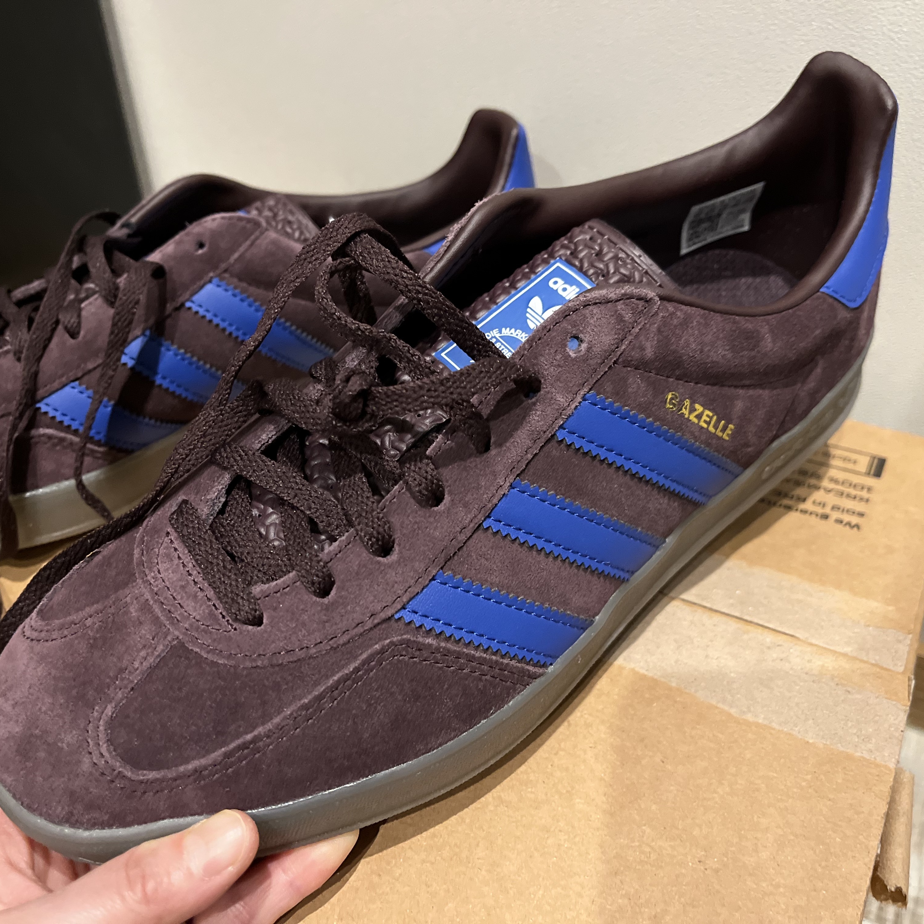 Adidas Gazelle Indoor Shadow Maroon 착용 스타일 - 2