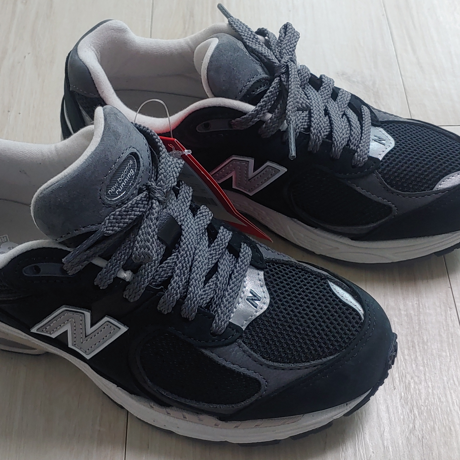 New Balance 2002R Premium Vintage Black 착용 스타일 - 1