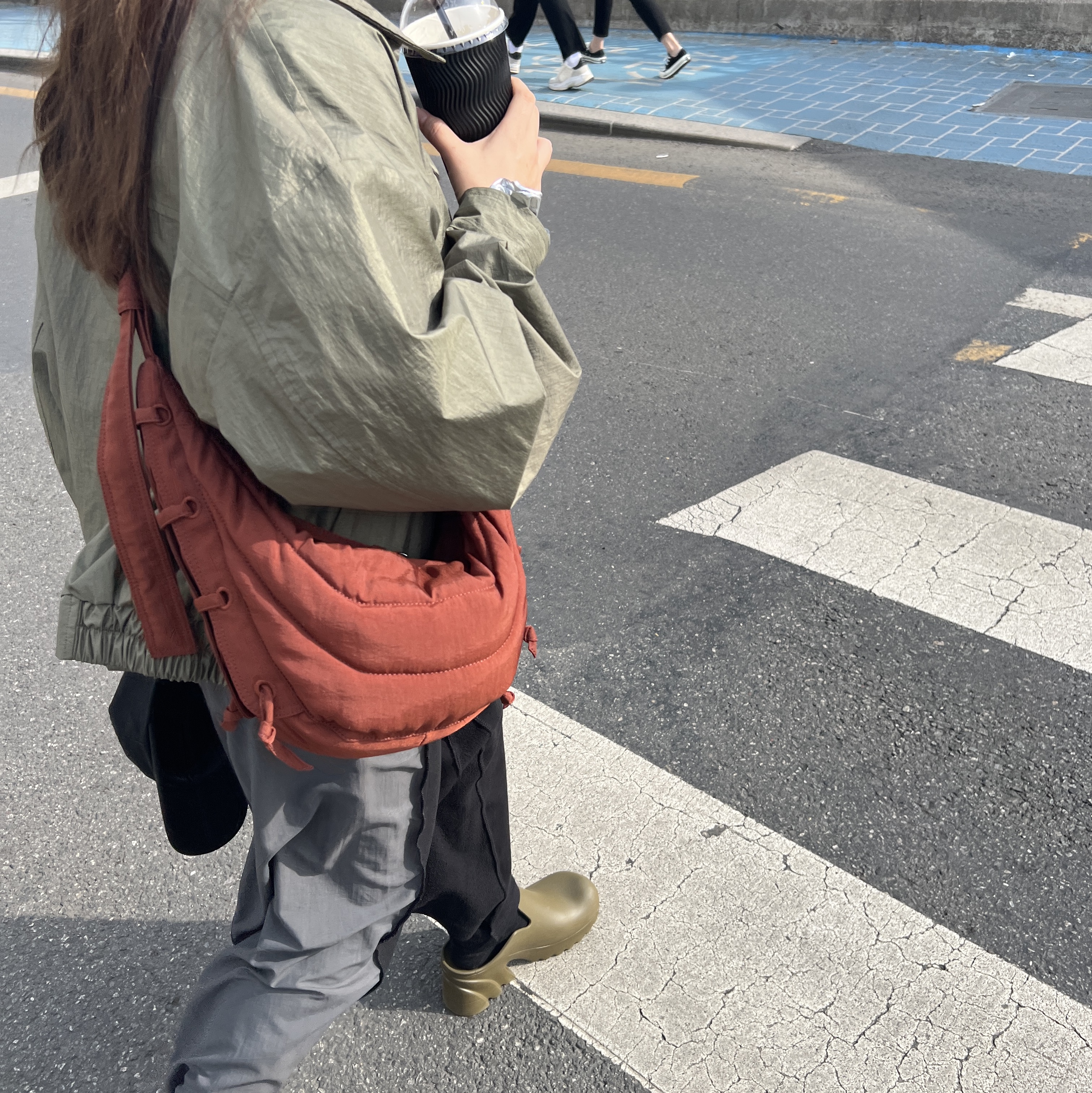Lemaire Small Soft Game Bag Nylon Canvas Russet Brown, Bottega Veneta Rubber Flash Clog Fondant 착용 스타일 - 4