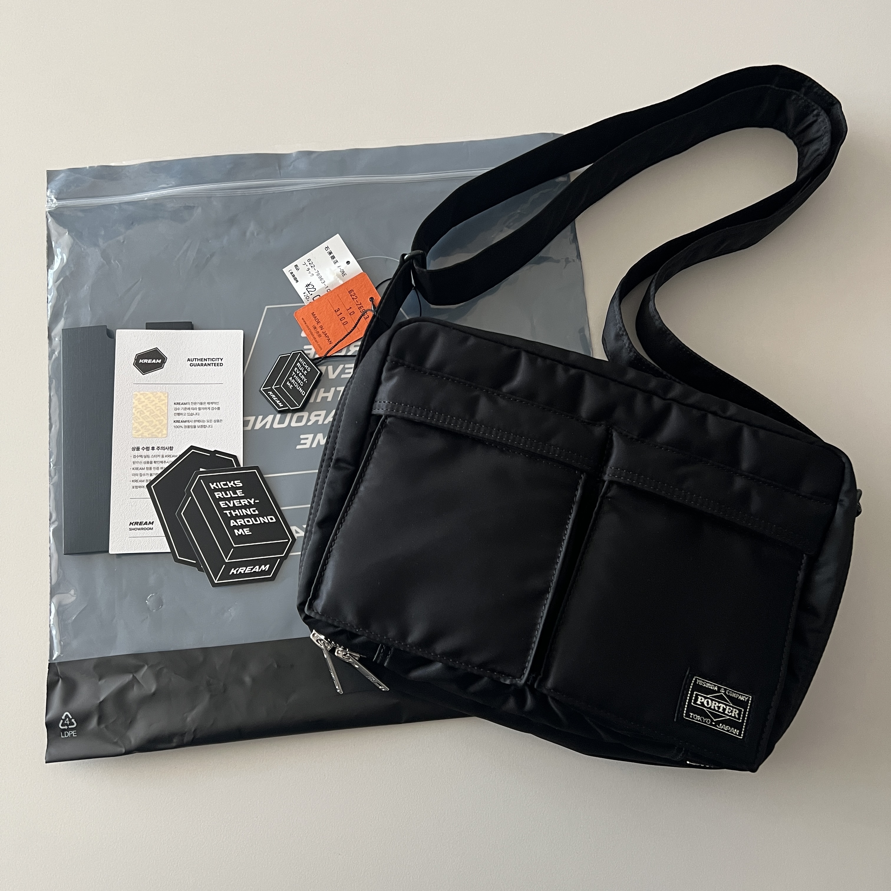 Porter Tanker Shoulder Bag S Black 착용 스타일