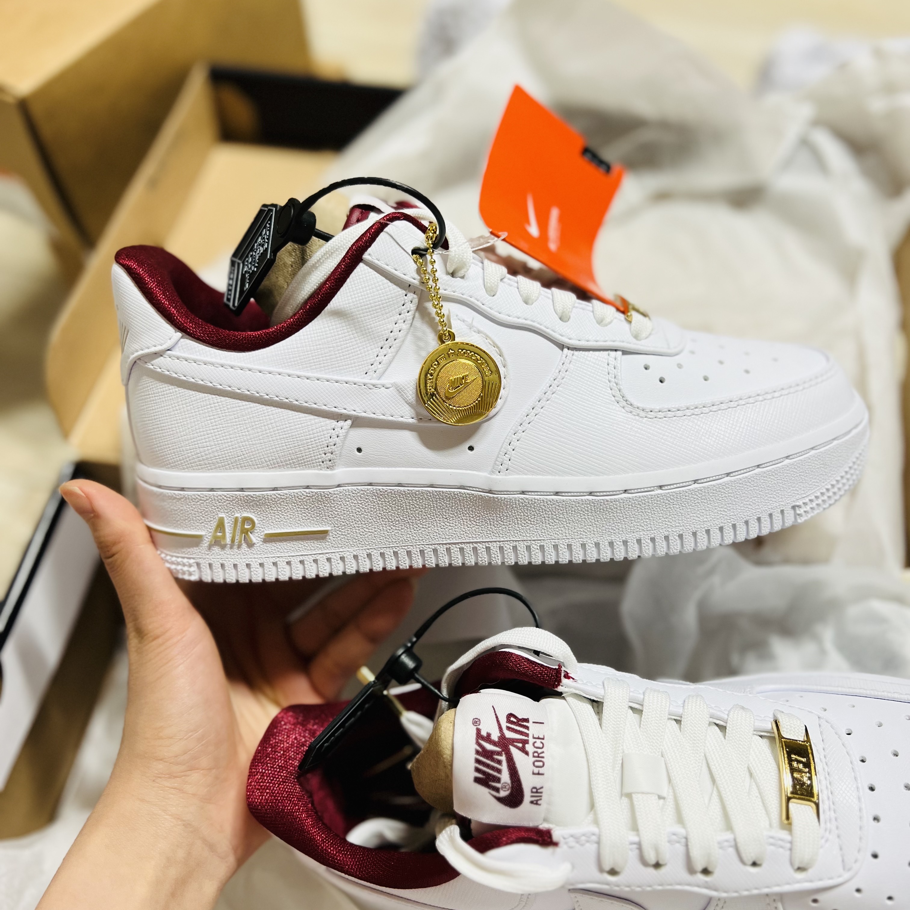 (W) Nike Air Force 1 '07 SE White Team Red 착용 스타일 - 3