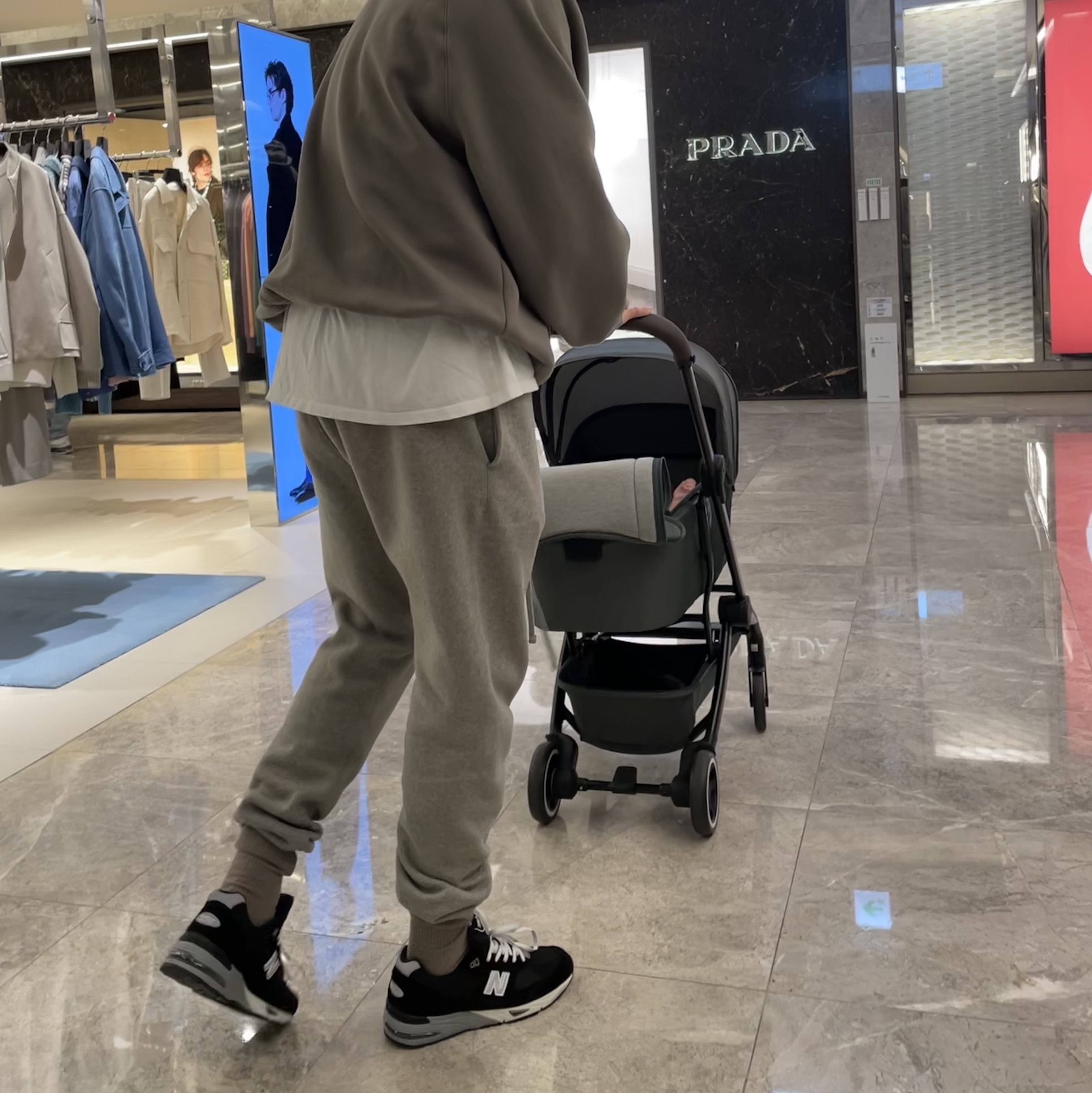 New Balance 991 Made in UK Black Silver, Essentials Sweatpants Cement - 20FW 착용 스타일