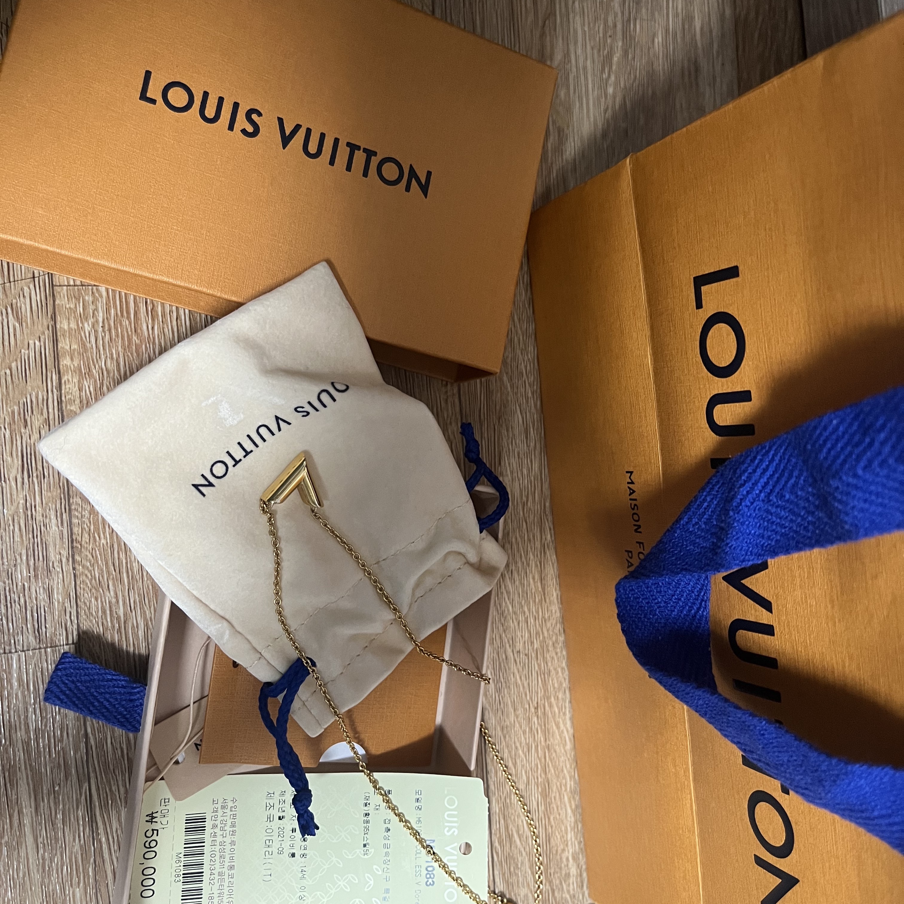 (W) Louis Vuitton Essential V Necklace Gold 착용 스타일 - 1