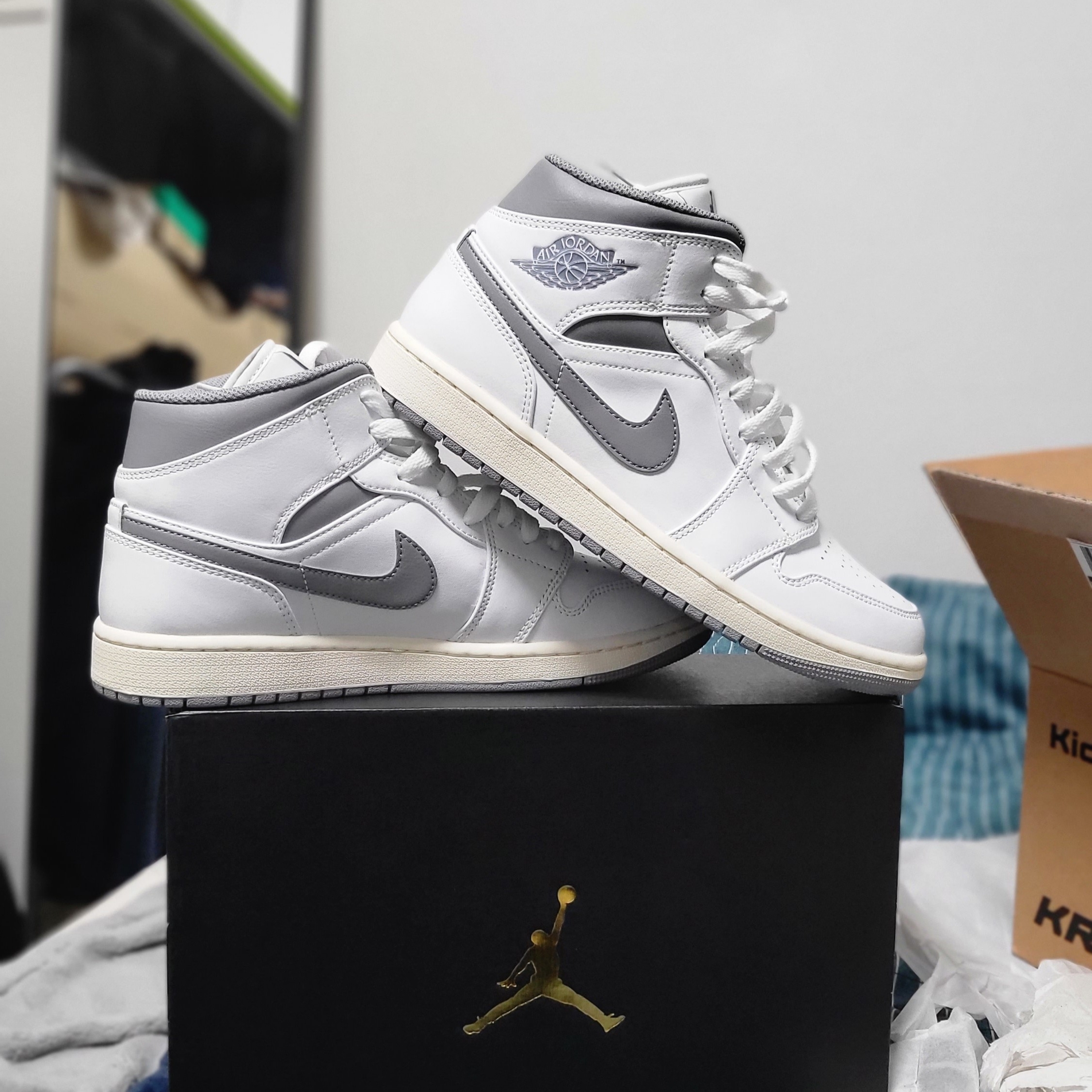Jordan 1 Mid White Stealth 착용 스타일
