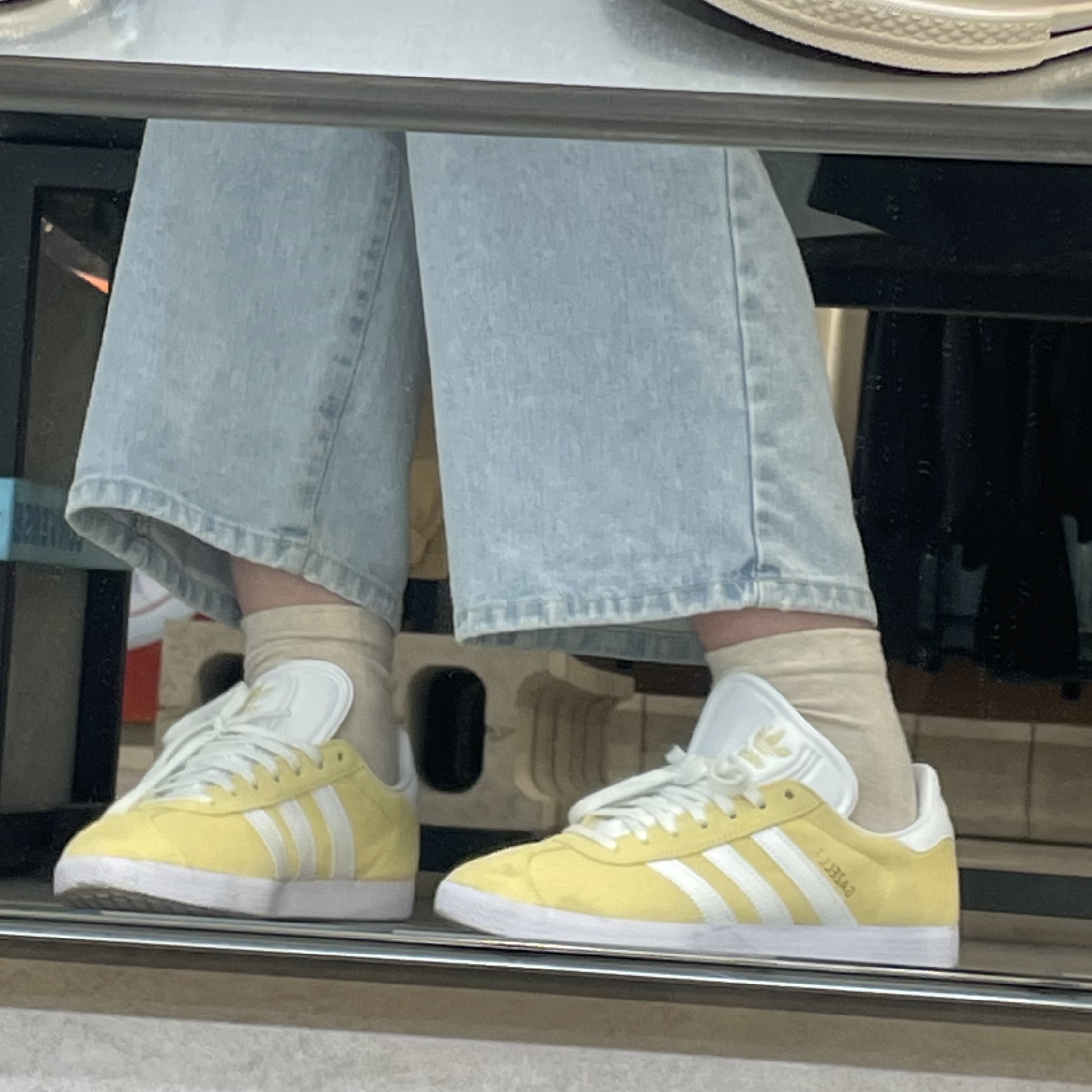 Adidas Gazelle Almost Yellow 착용 스타일