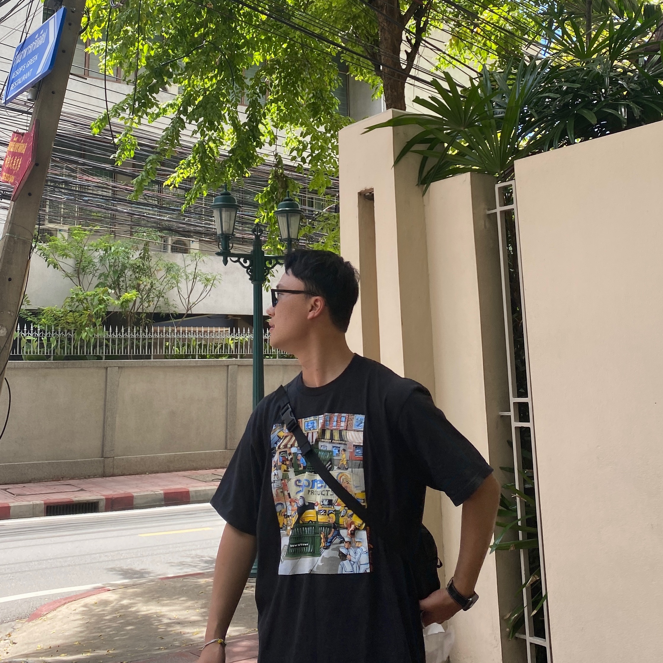 Supreme Manhattan T-Shirt Black - 22SS, Supreme Sling Bag Black - 20FW 착용 스타일 - 1