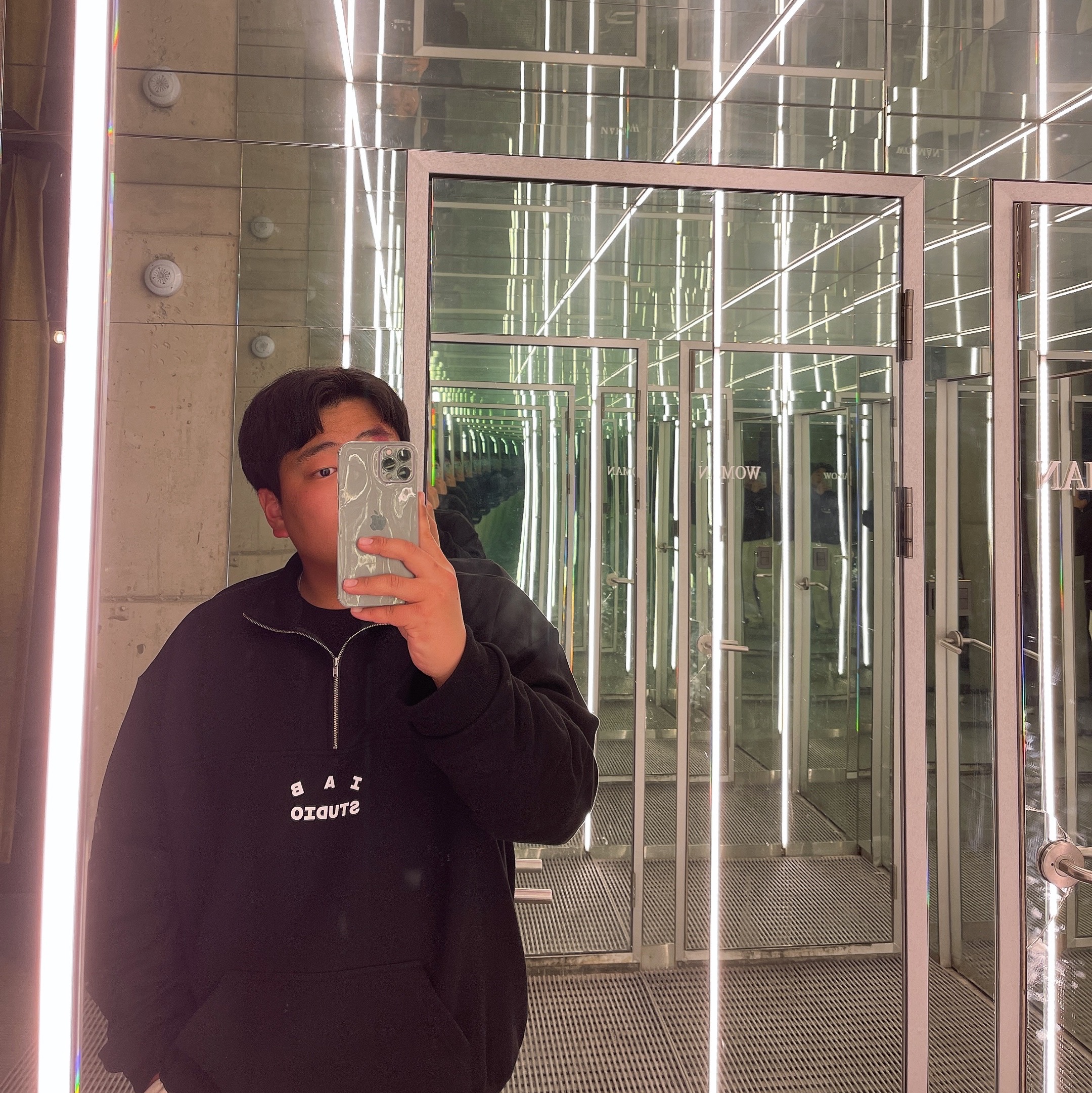 IAB Studio Half Zip-Up Black White 착용 스타일