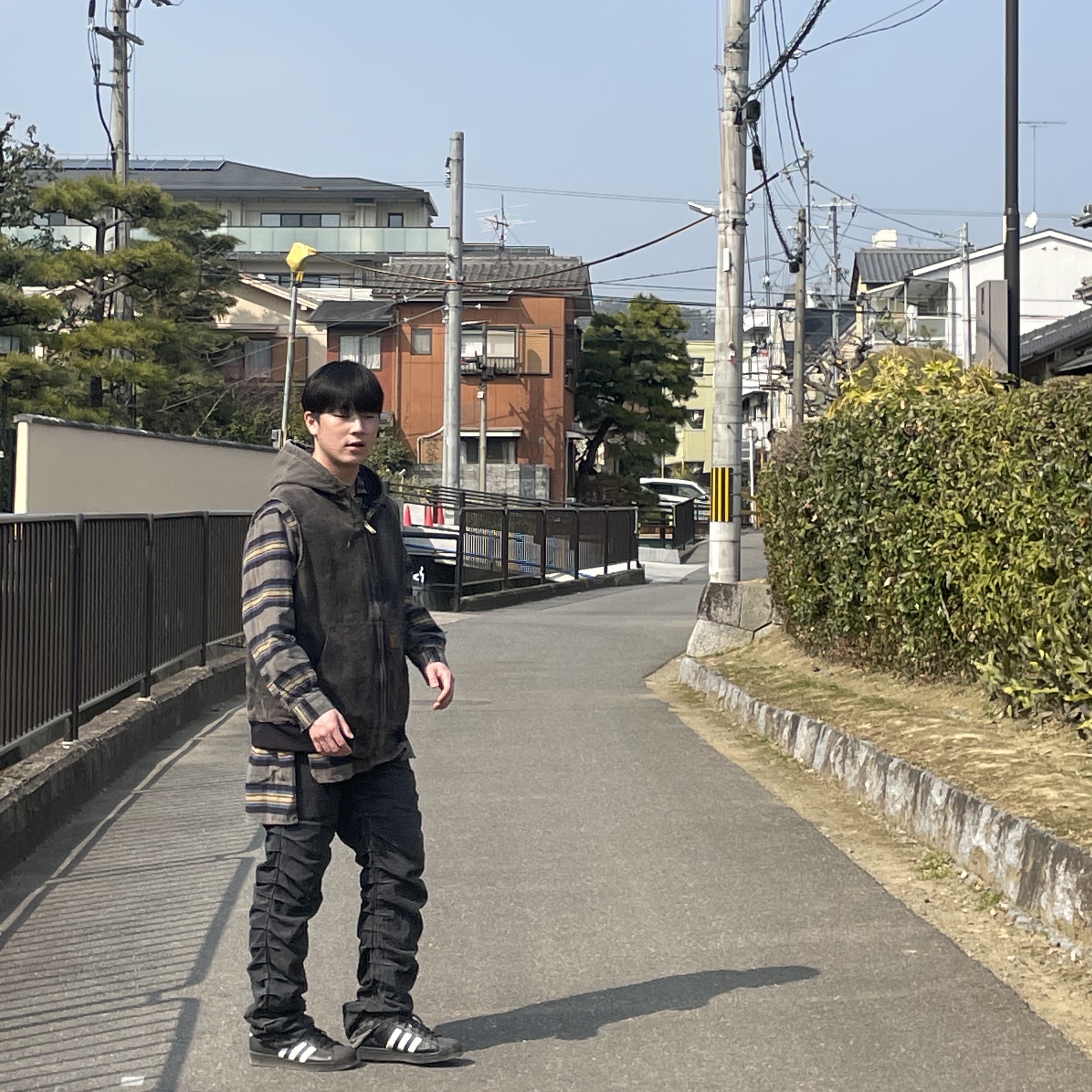 Adidas Superstar Core Black White 착용 스타일 - 1