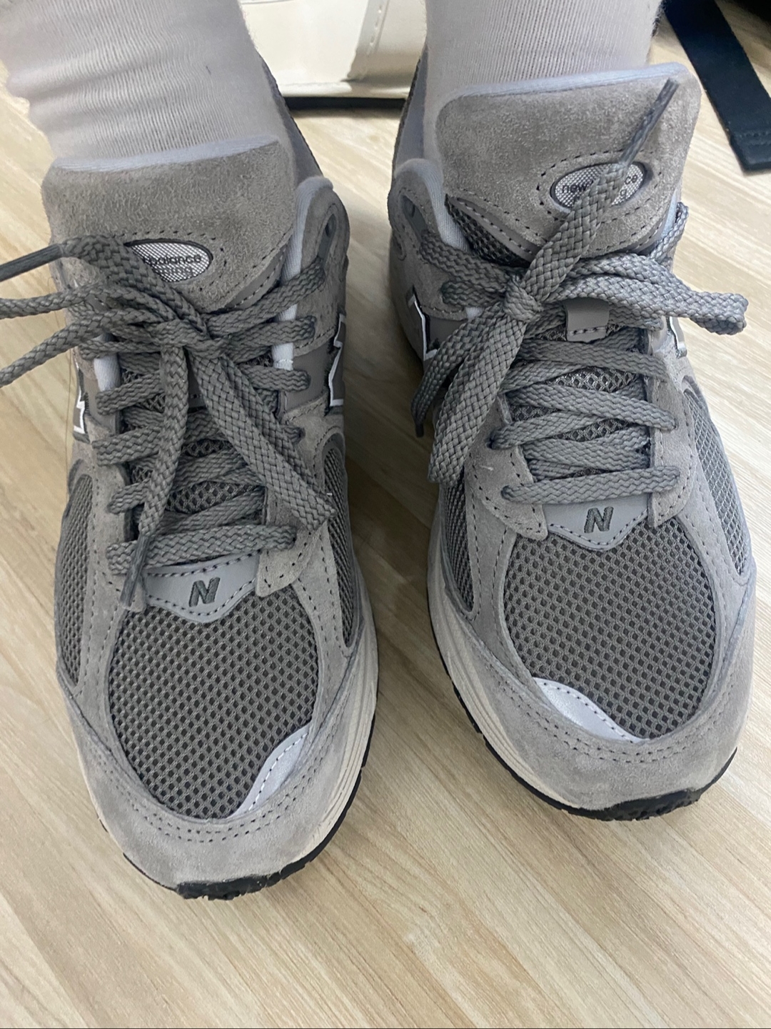 New Balance 2002R Grey 착용 스타일