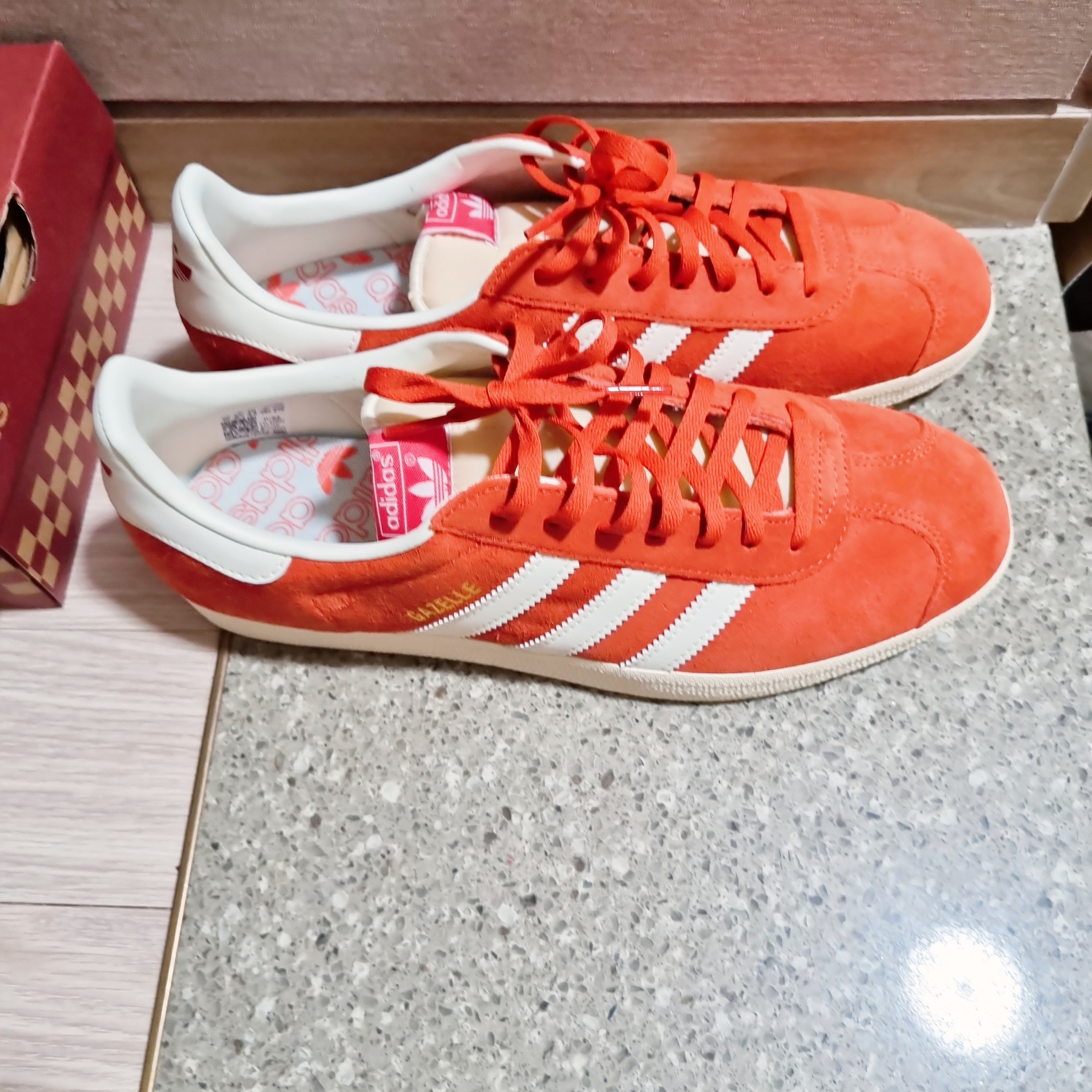 Adidas Gazelle Preloved Red Off White 착용 스타일