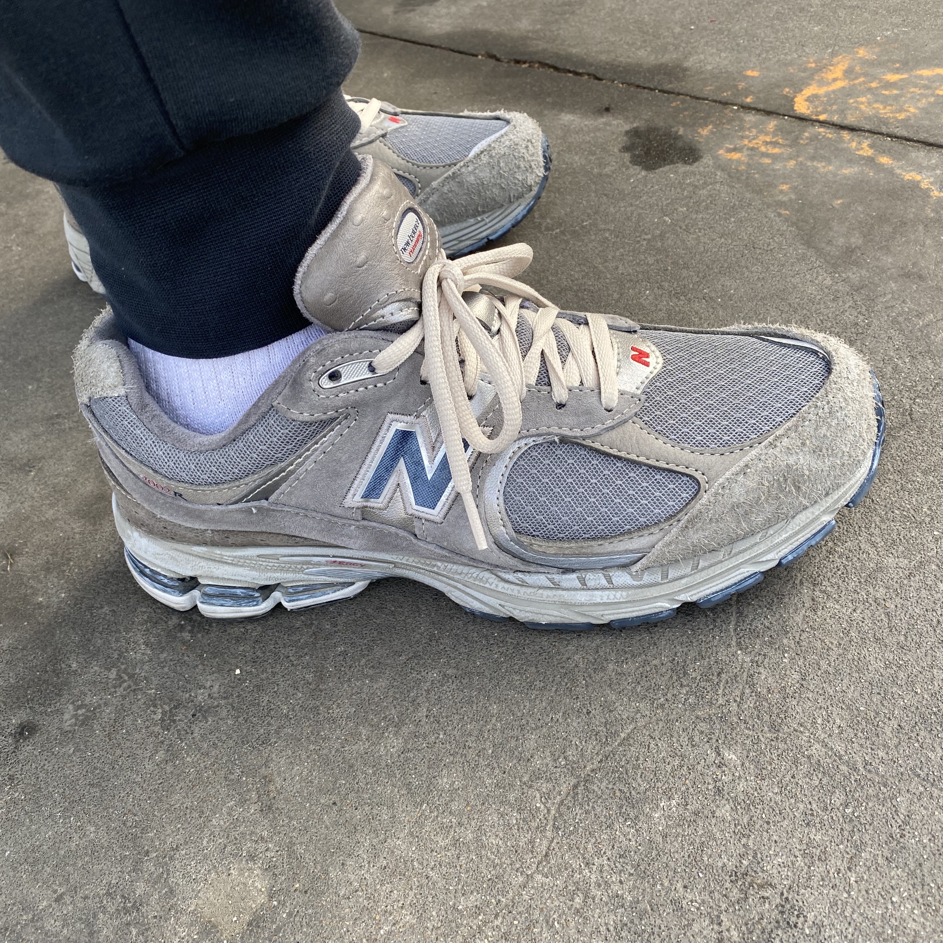 New Balance 2002R Premium Vintage Grey 착용 스타일 - 2