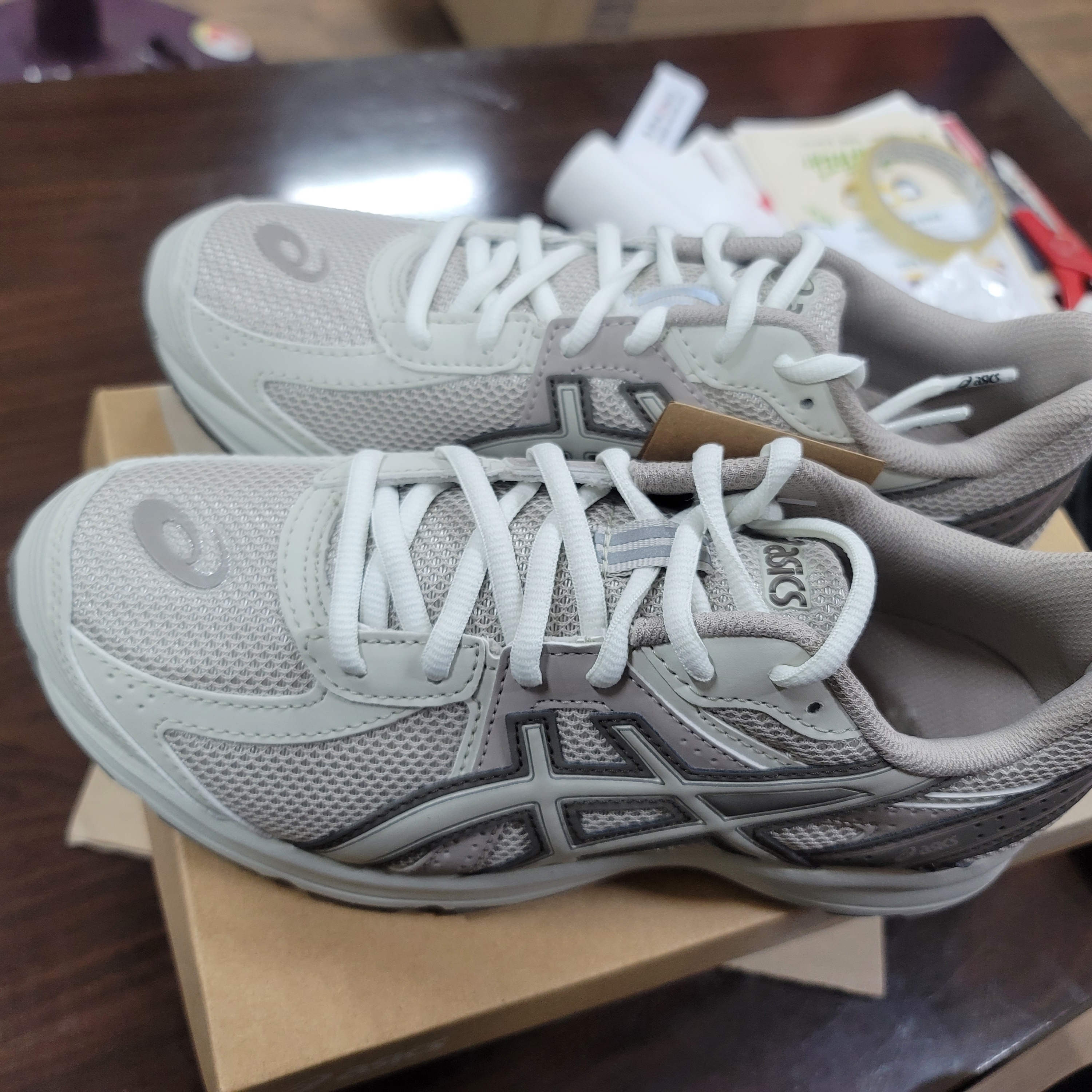Asics Jog 100 S Birch - 2E Wide 착용 스타일 - 3