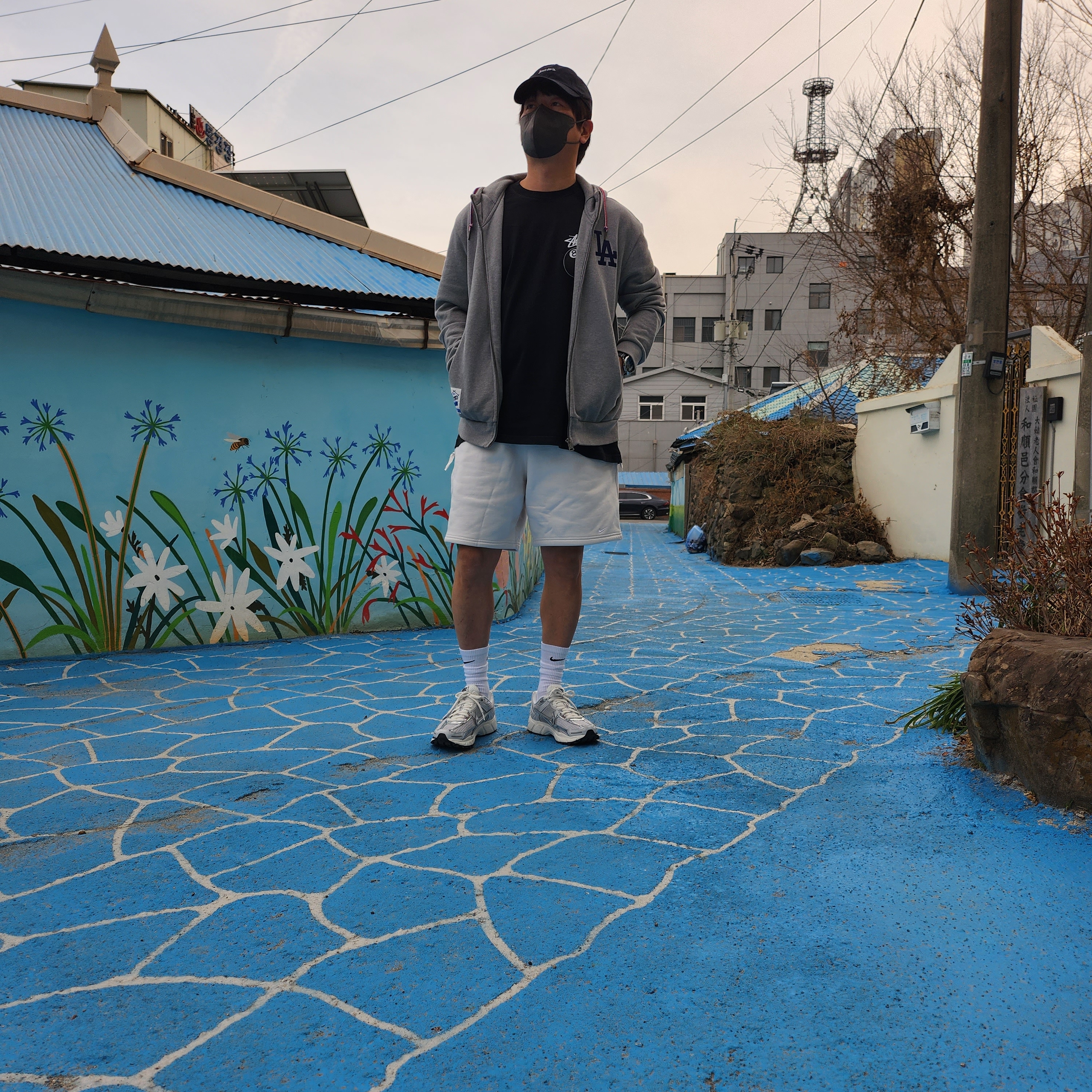 (W) Nike Zoom Vomero 5 Photon Dust and Metallic Silver, Nike NRG Solo Swoosh Fleece Shorts Phantom White - Asia 착용 스타일 - 2