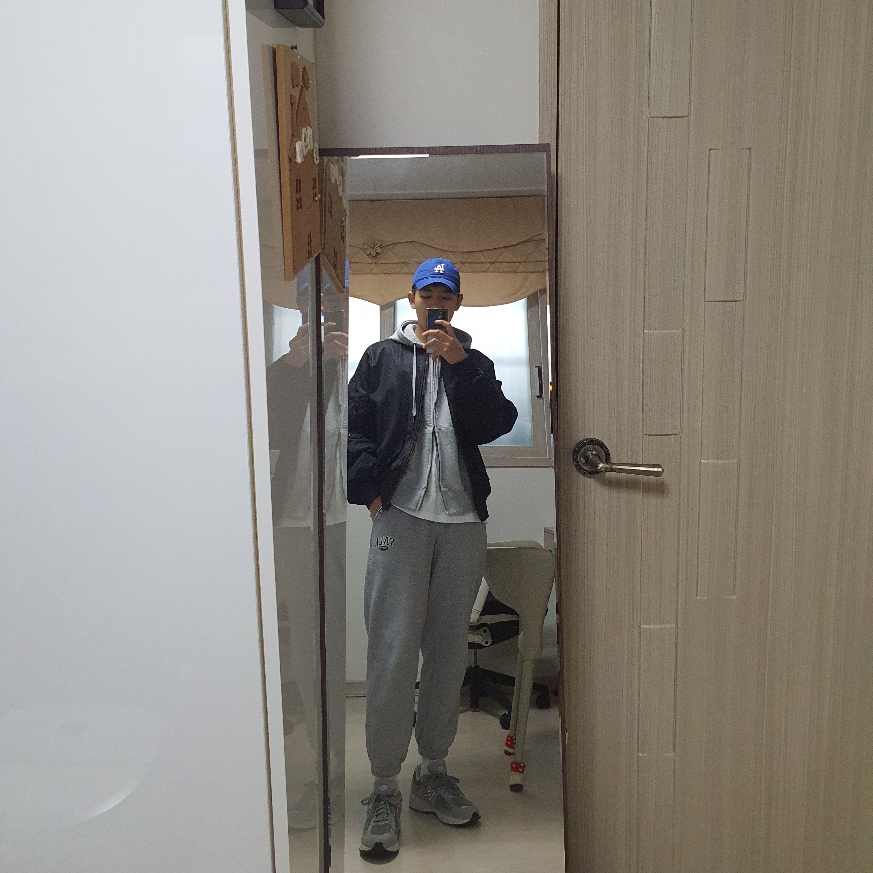 New Balance 2002R Grey 착용 스타일