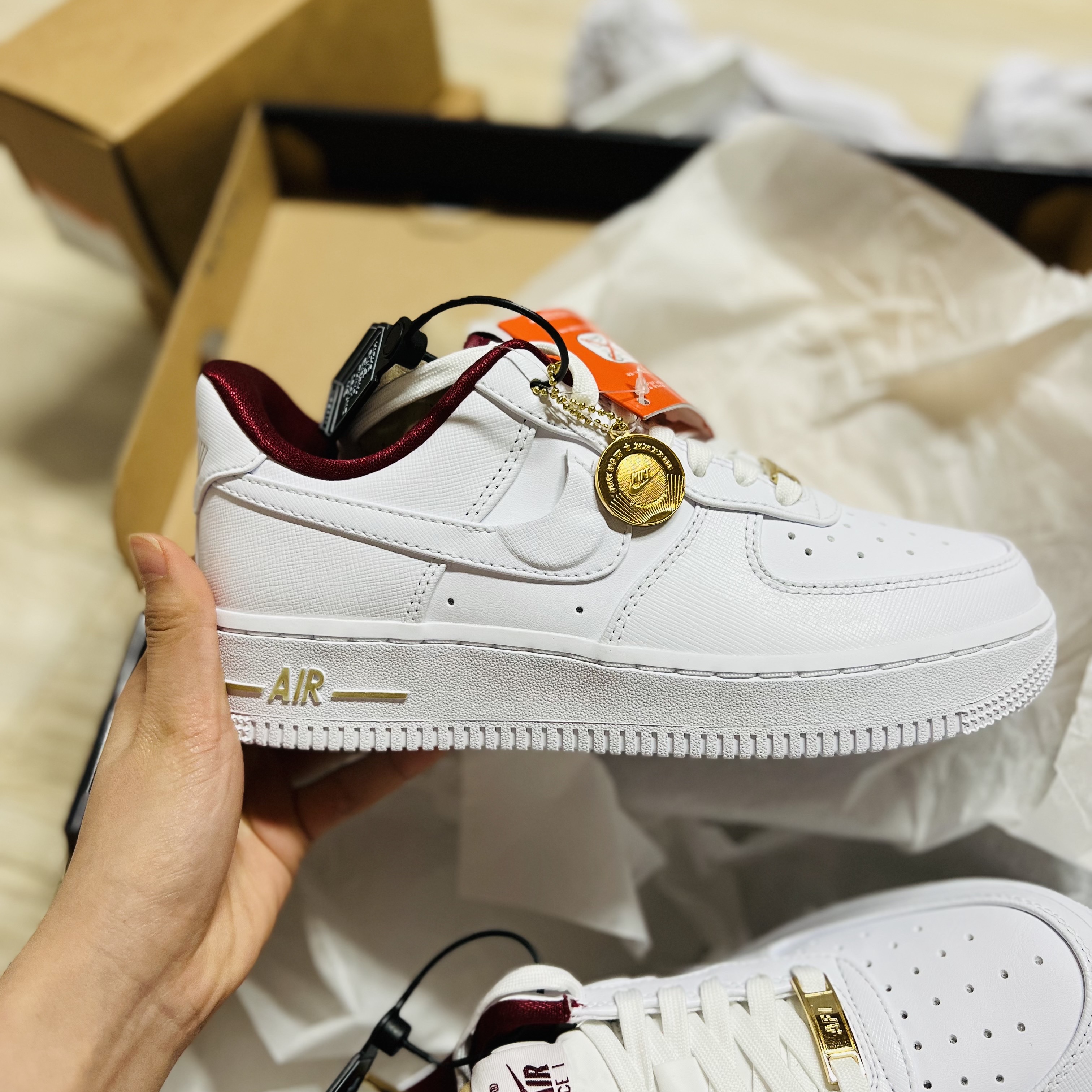 (W) Nike Air Force 1 '07 SE White Team Red 착용 스타일 - 2