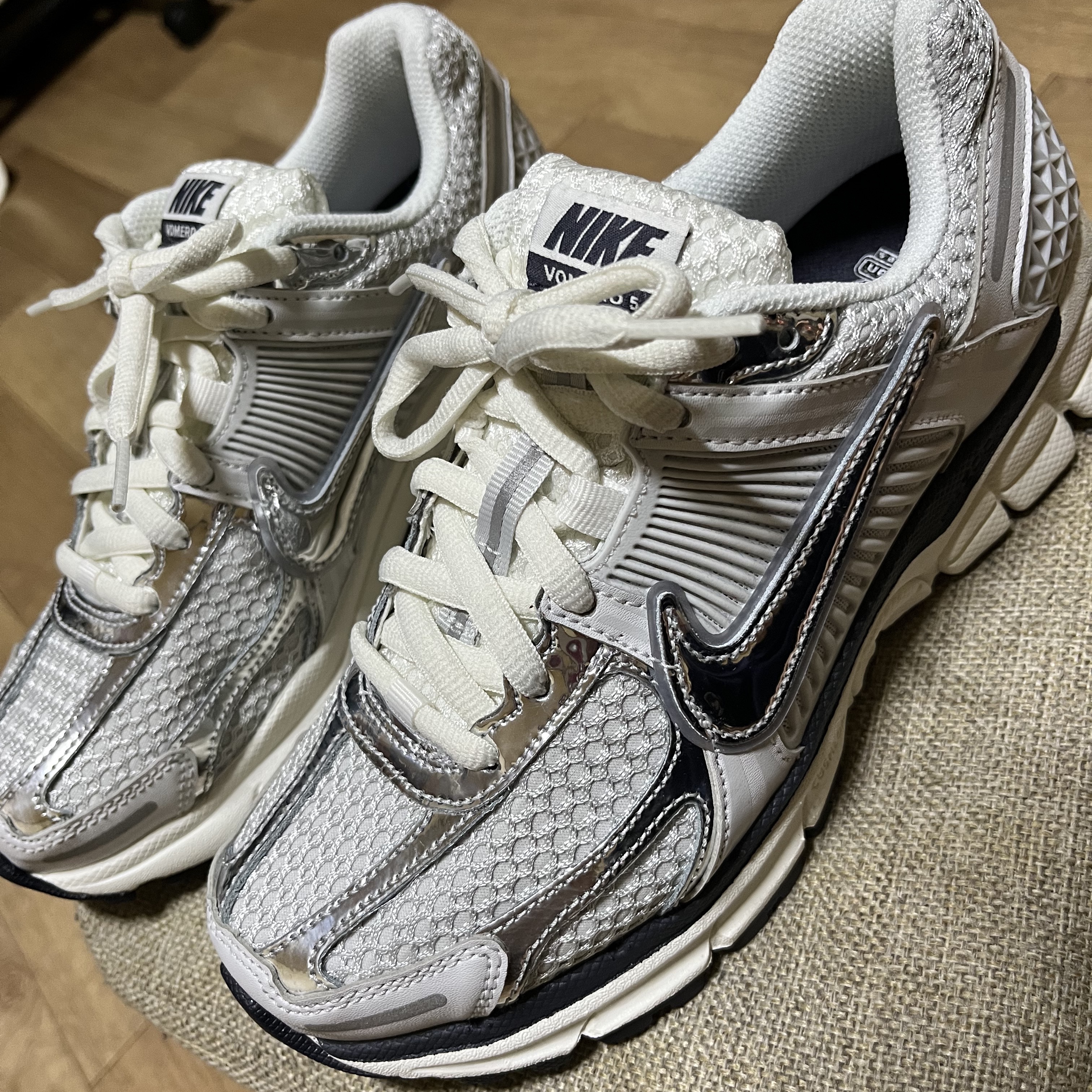 (W) Nike Zoom Vomero 5 Photon Dust and Metallic Silver 착용 스타일