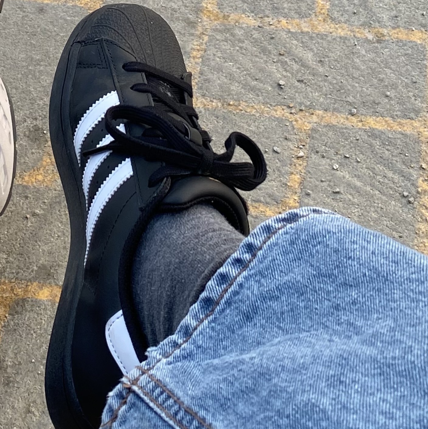 Adidas Superstar Core Black White 착용 스타일