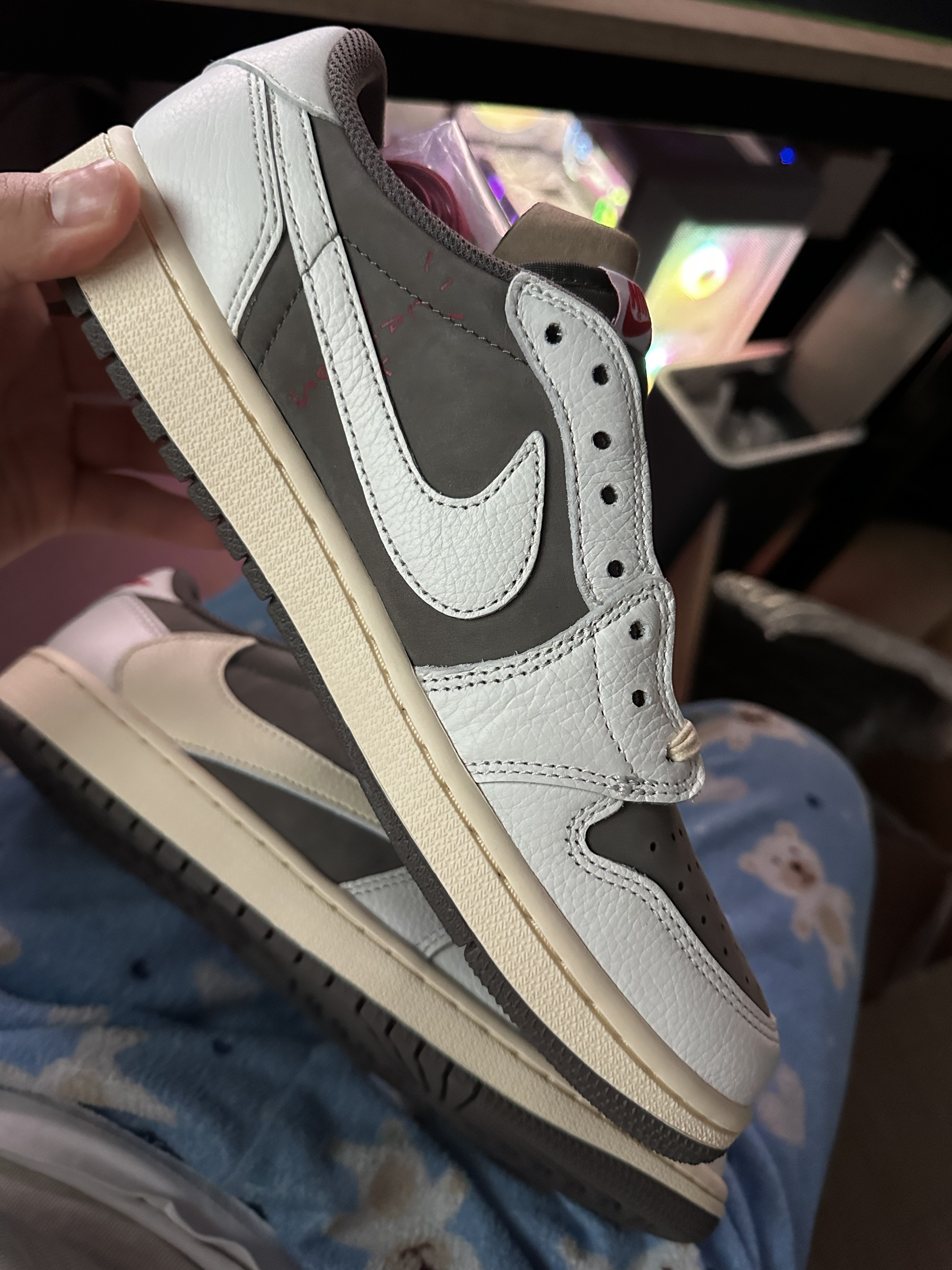 Jordan 1 x Travis Scott Retro Low OG SP Sail and Ridgerock 착용 스타일
