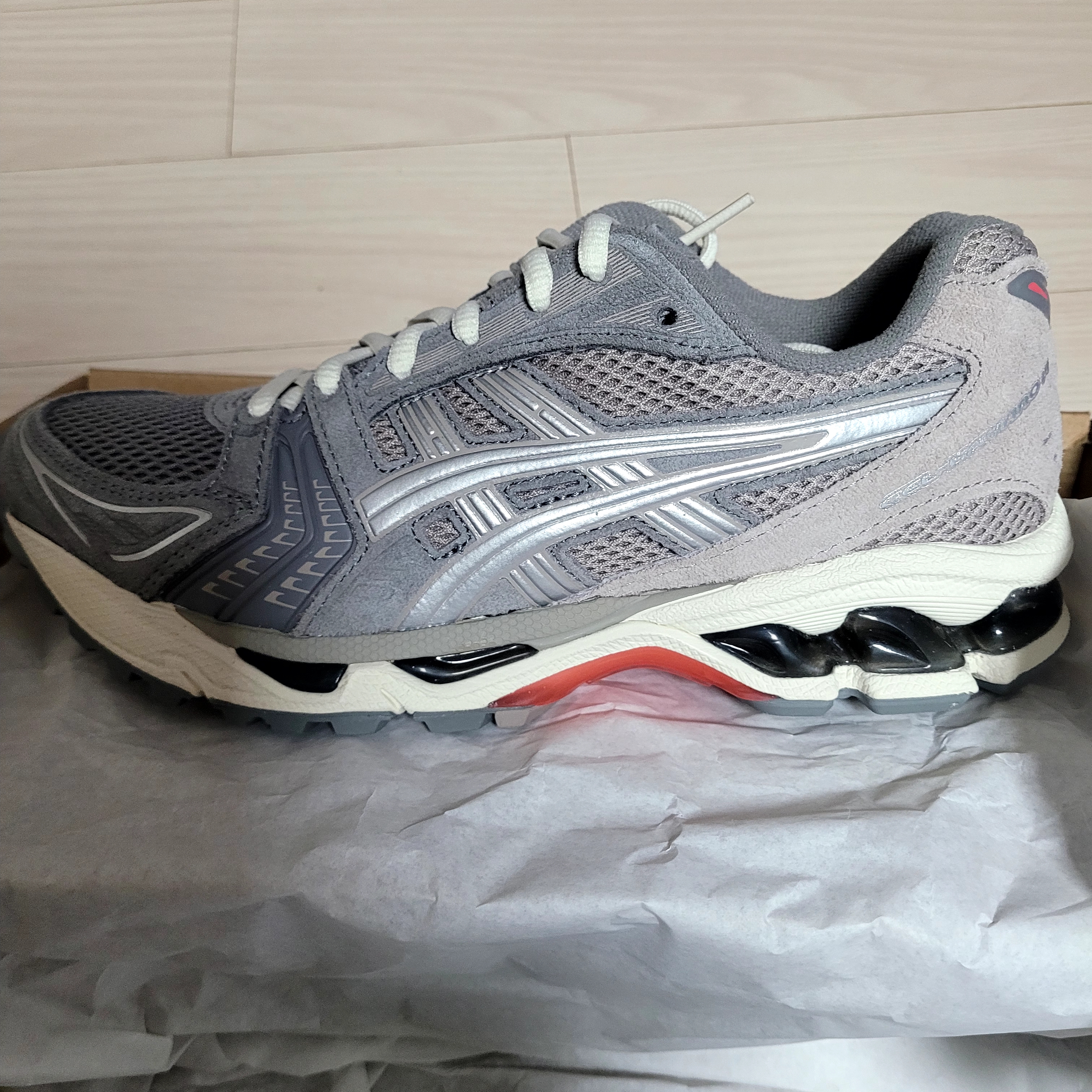 Asics Gel-Kayano 14 Clay Grey Pure Silver 착용 스타일 - 1