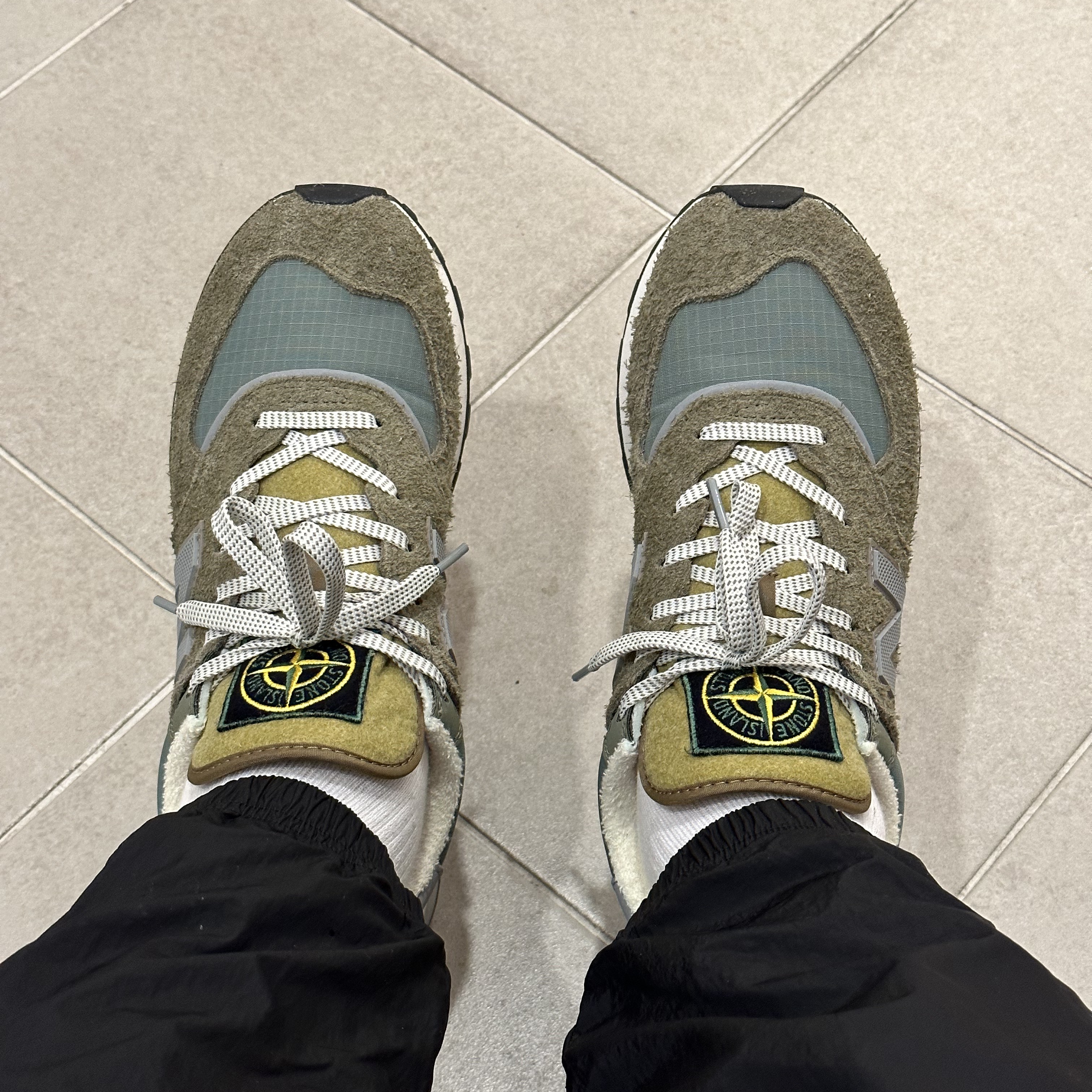 New Balance x Stone Island 574 Legacy Green 착용 스타일 - 2