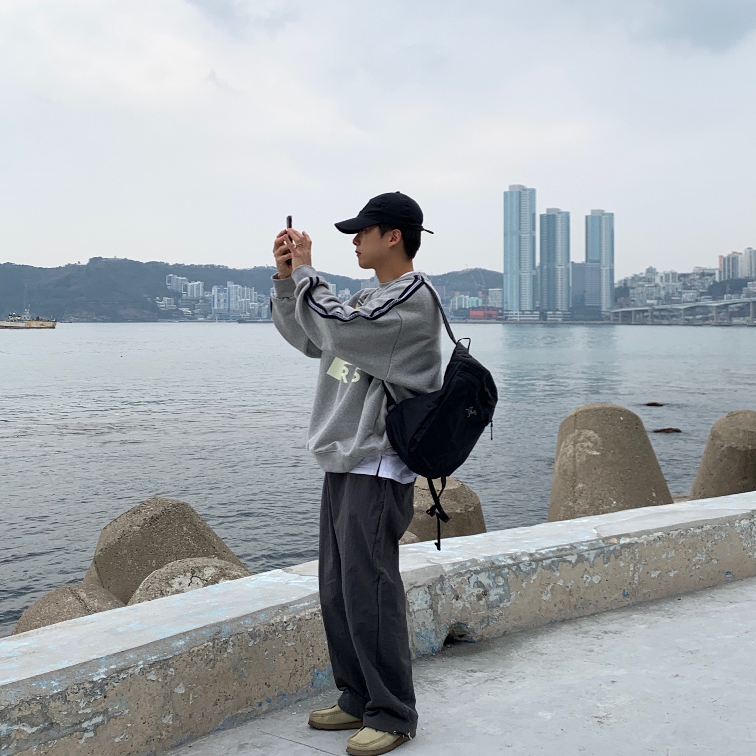 Arc'teryx Heliad 10 Backpack Black, Stone Island 99576 Nylon Metal 6-Panel Cap Black 착용 스타일 - 2