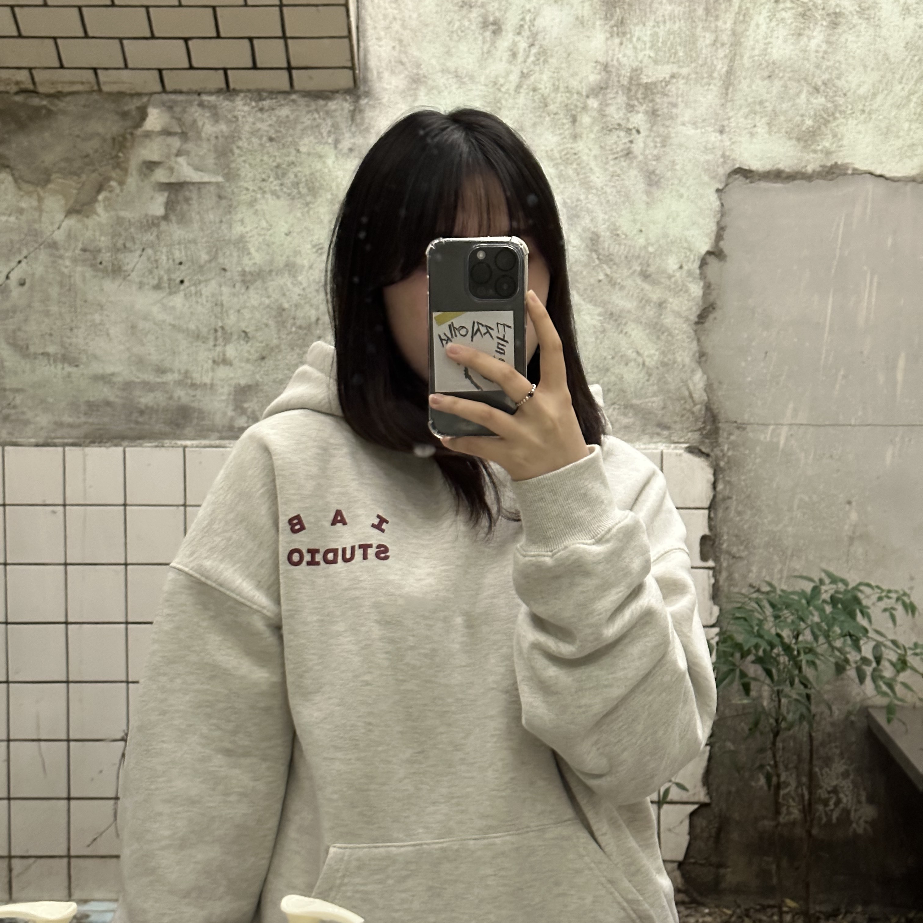 IAB Studio Hoodie Oatmeal Burgundy 착용 스타일
