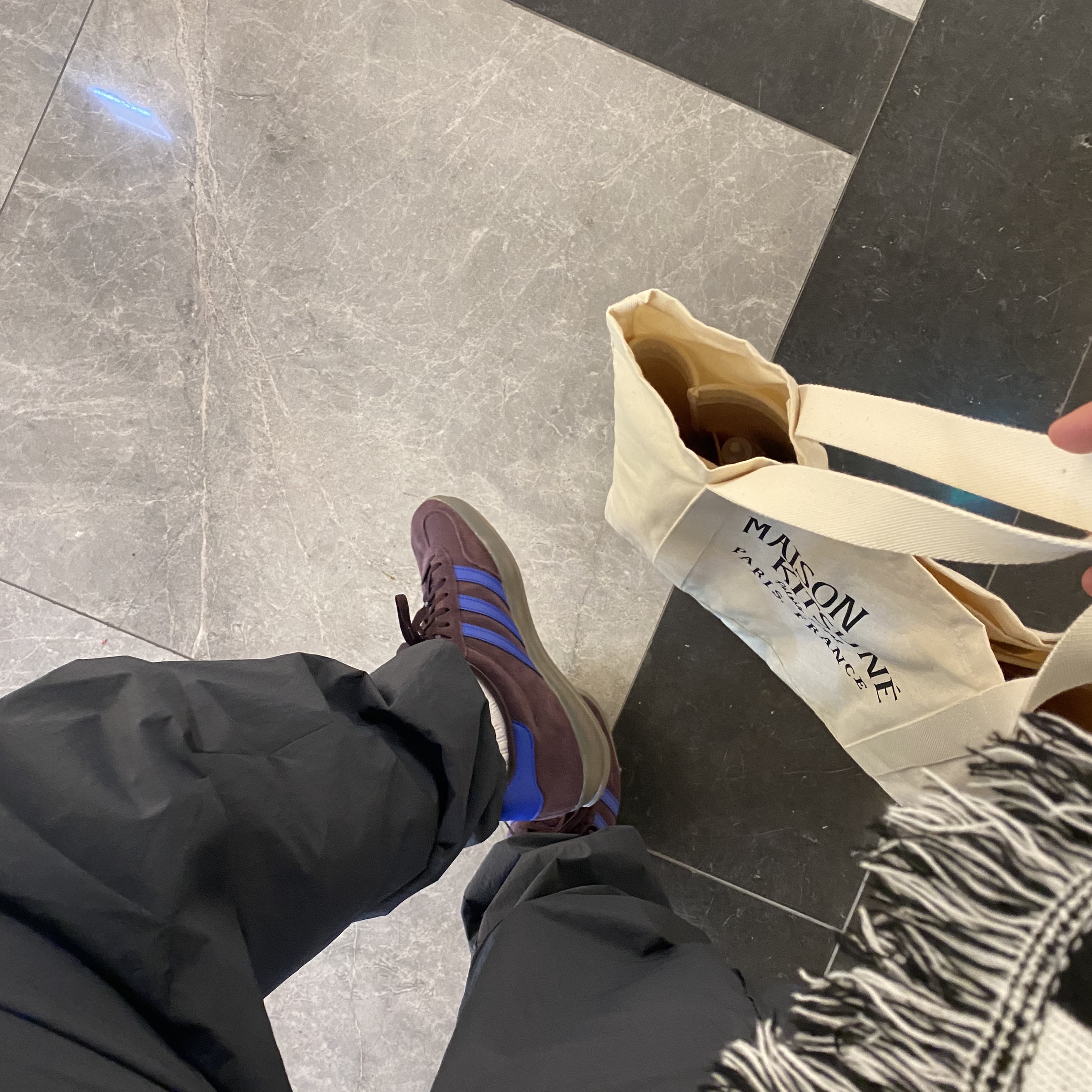 Adidas Gazelle Indoor Shadow Maroon, Maison Kitsune Fox Head Tote Bag Ecru 착용 스타일 - 2