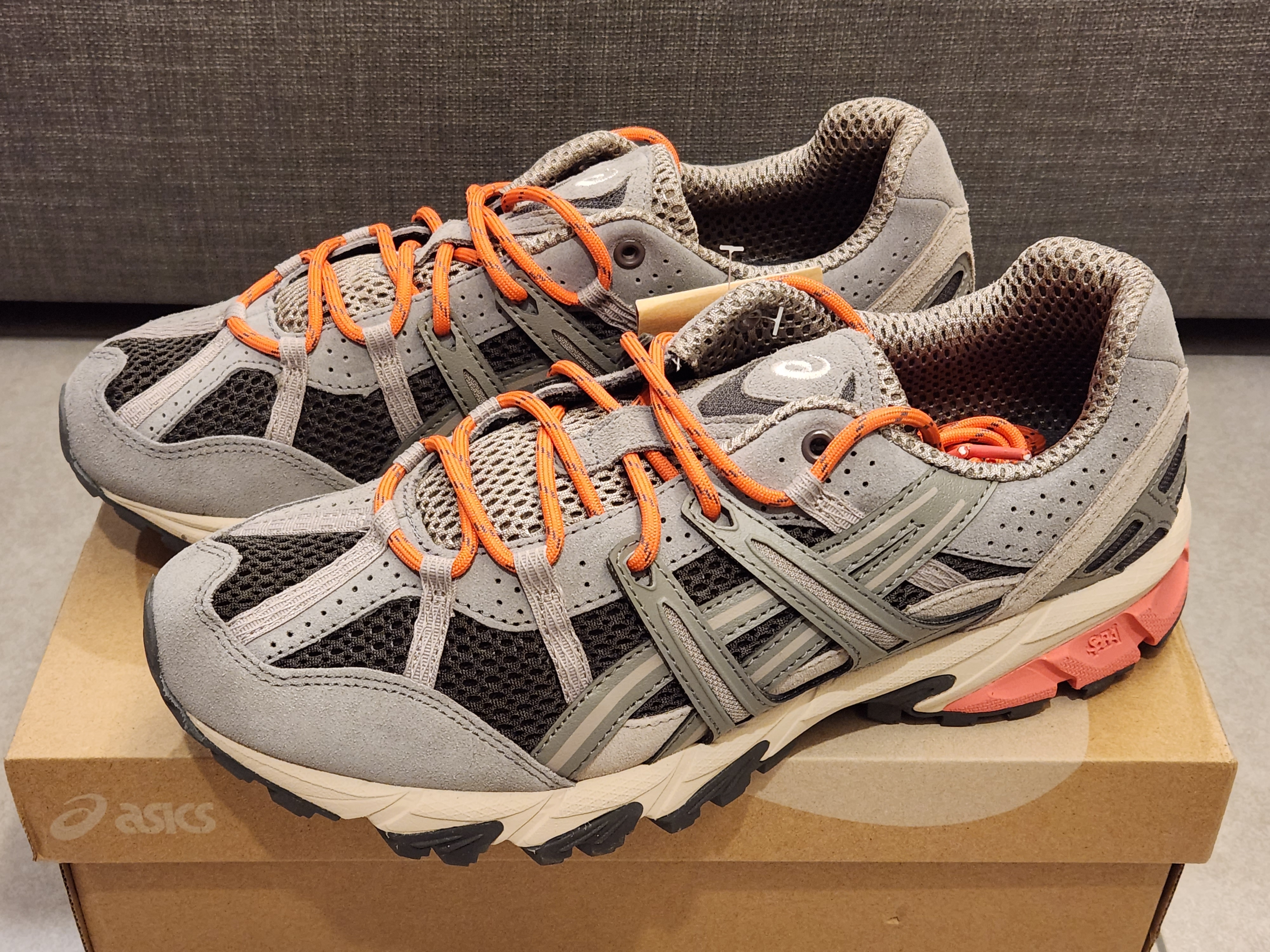 Asics Gel-Sonoma 15-50 Clay Grey Obsidian Grey 착용 스타일