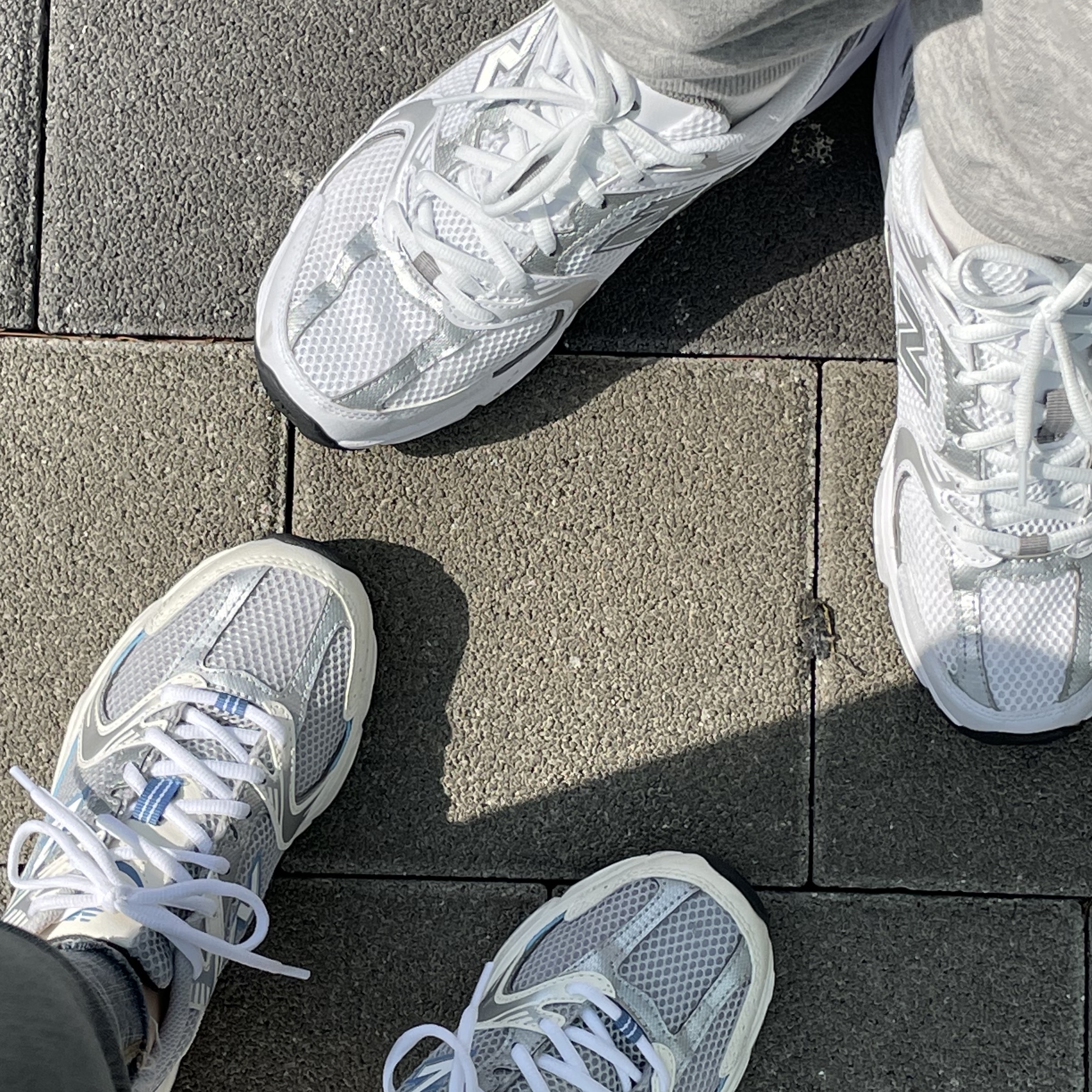 New Balance 530 Steel Blue, New Balance 530 White Silver 착용 스타일 - 1