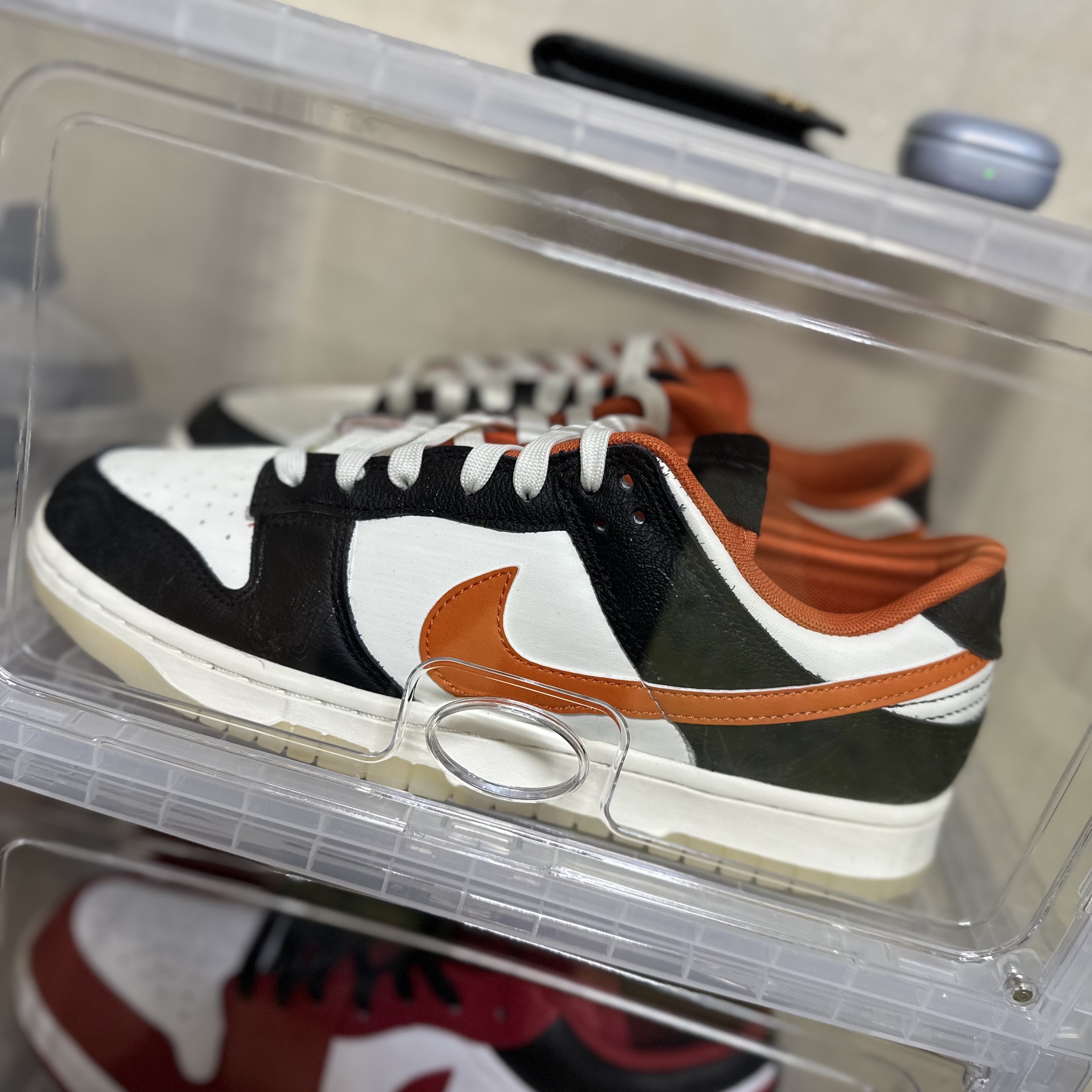 Nike Dunk Low Retro PRM Halloween, Adidas Samba Vegan White Black 착용 스타일 - 1