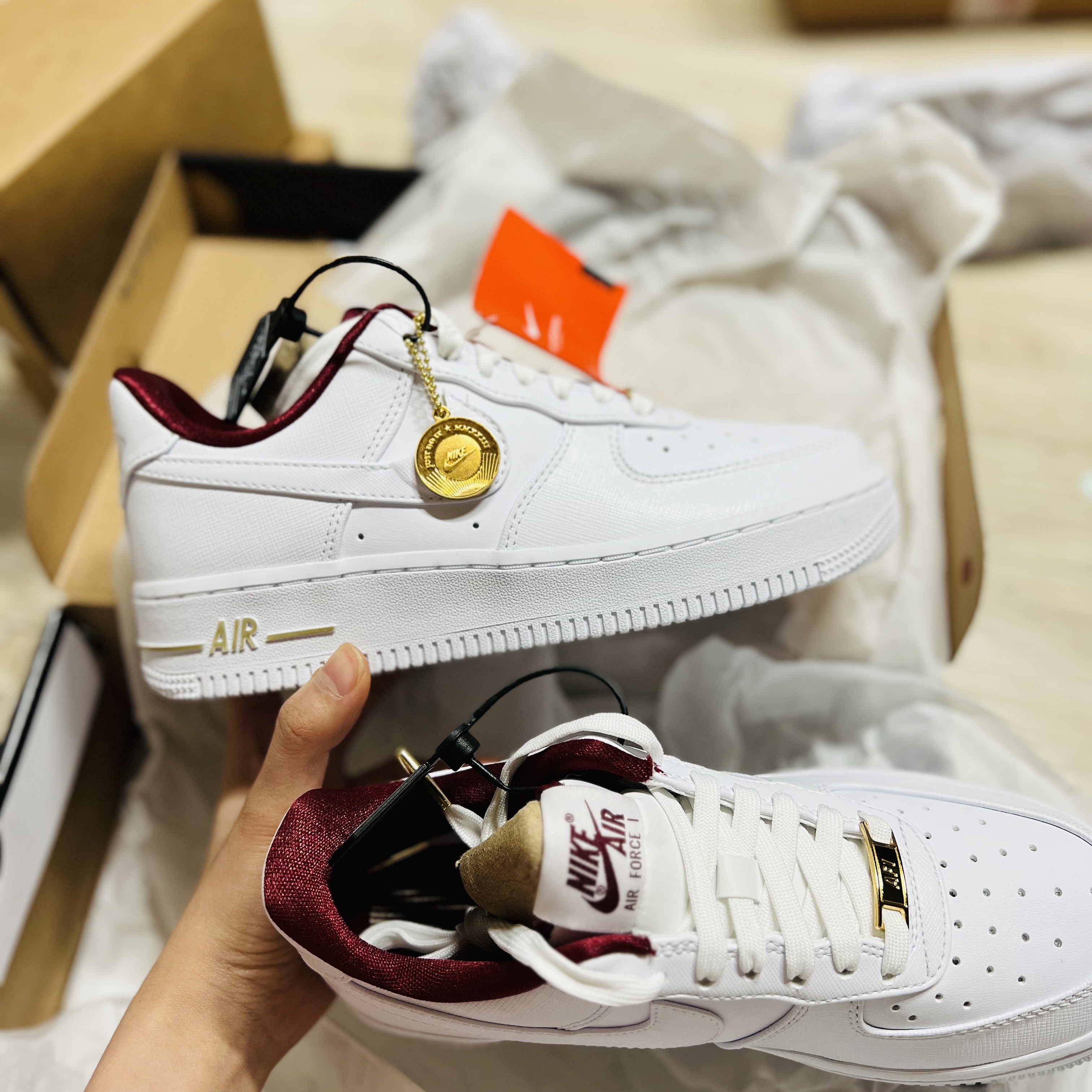 (W) Nike Air Force 1 '07 SE White Team Red 착용 스타일 - 1