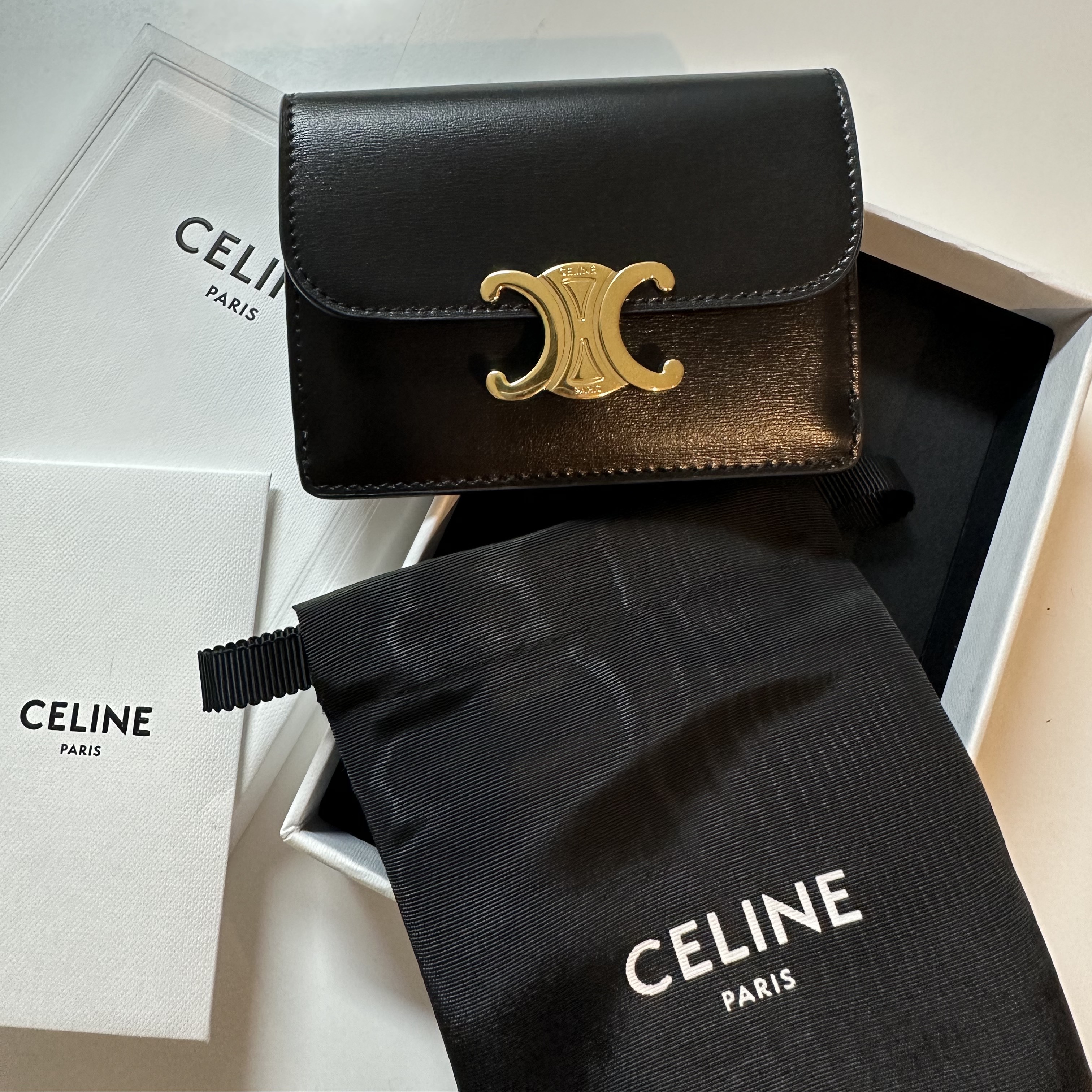 Celine Card Holder with Flap in Shiny Calfskin Black 착용 스타일