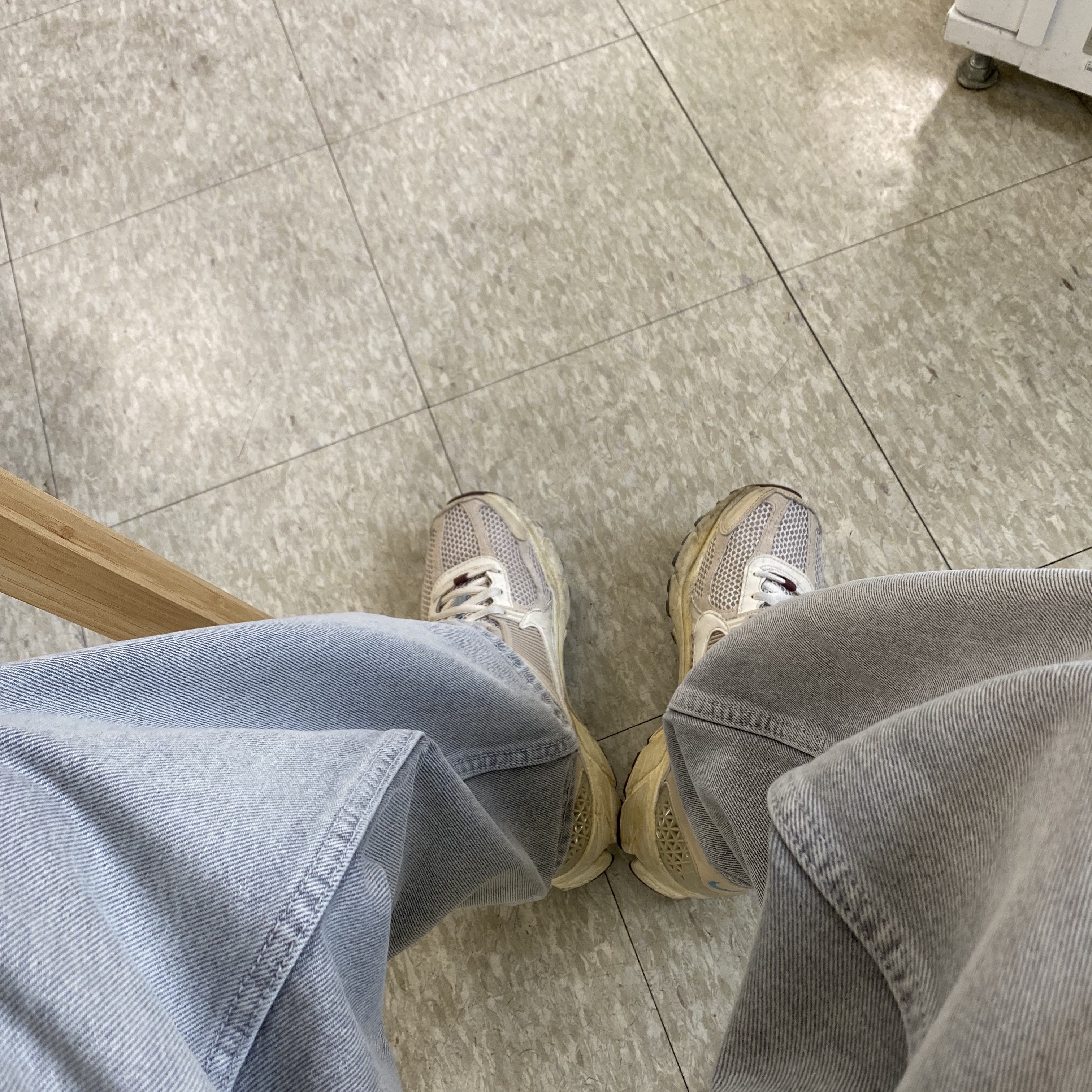 (W) Nike Zoom Vomero 5 Oatmeal 착용 스타일