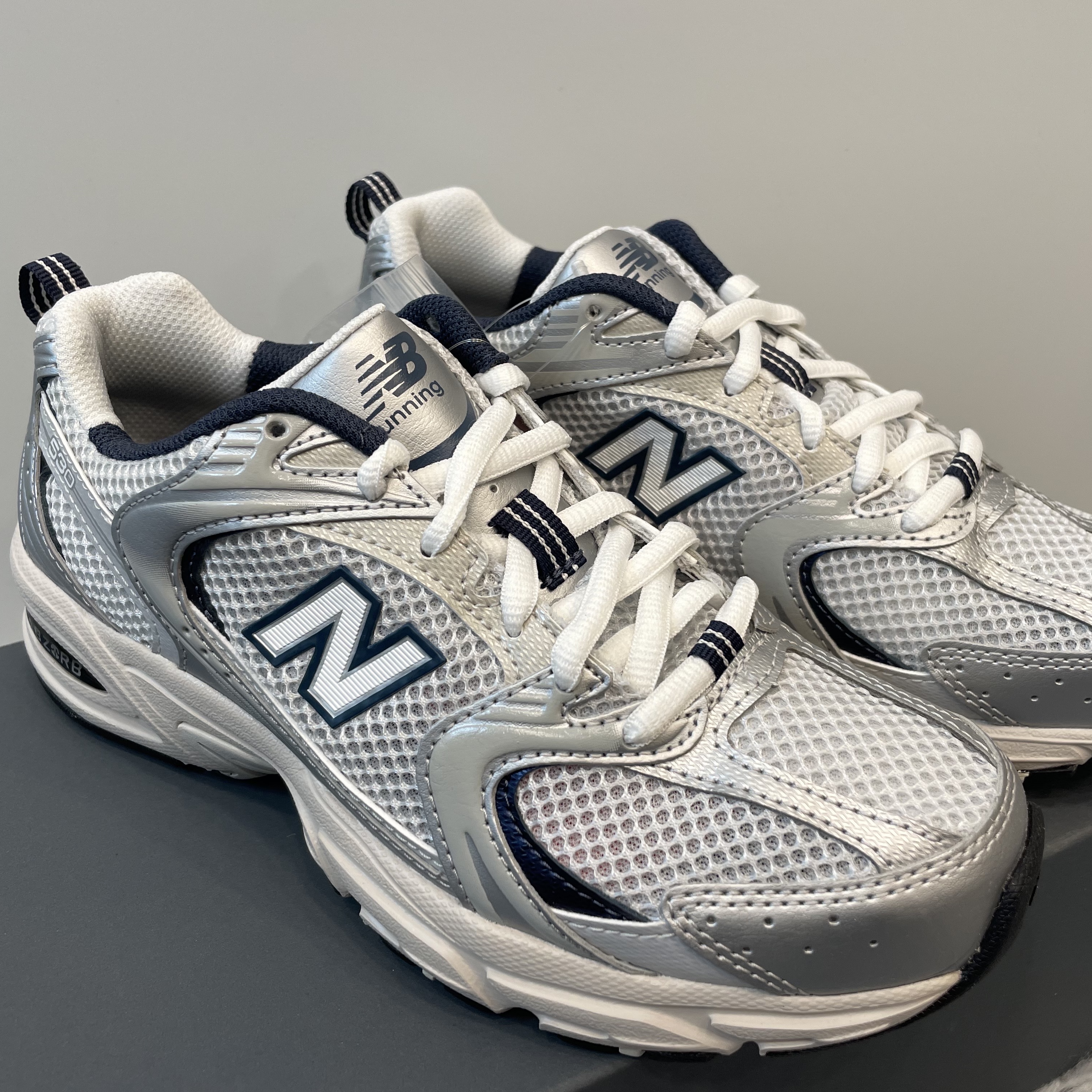 New Balance 530 Steel Grey 착용 스타일 - 1